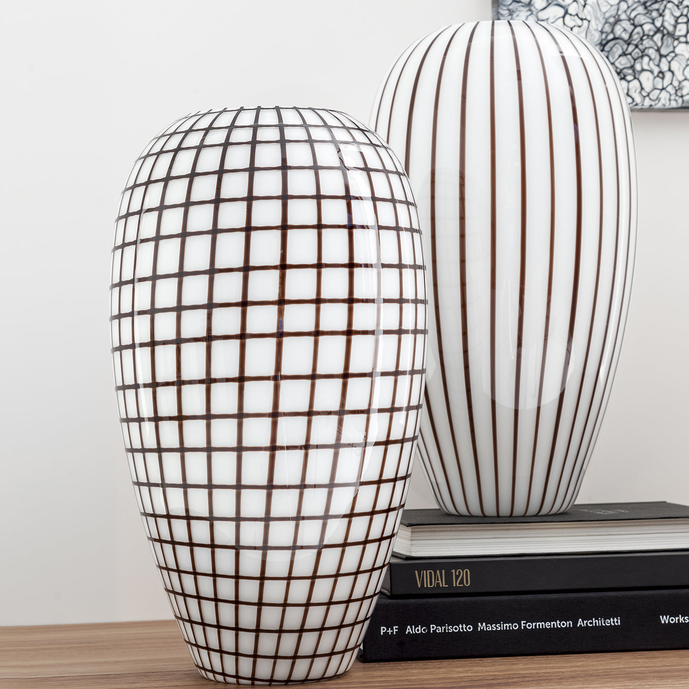 Schwarz-weiße Vase mit Gitter - Alternative Ansicht 3