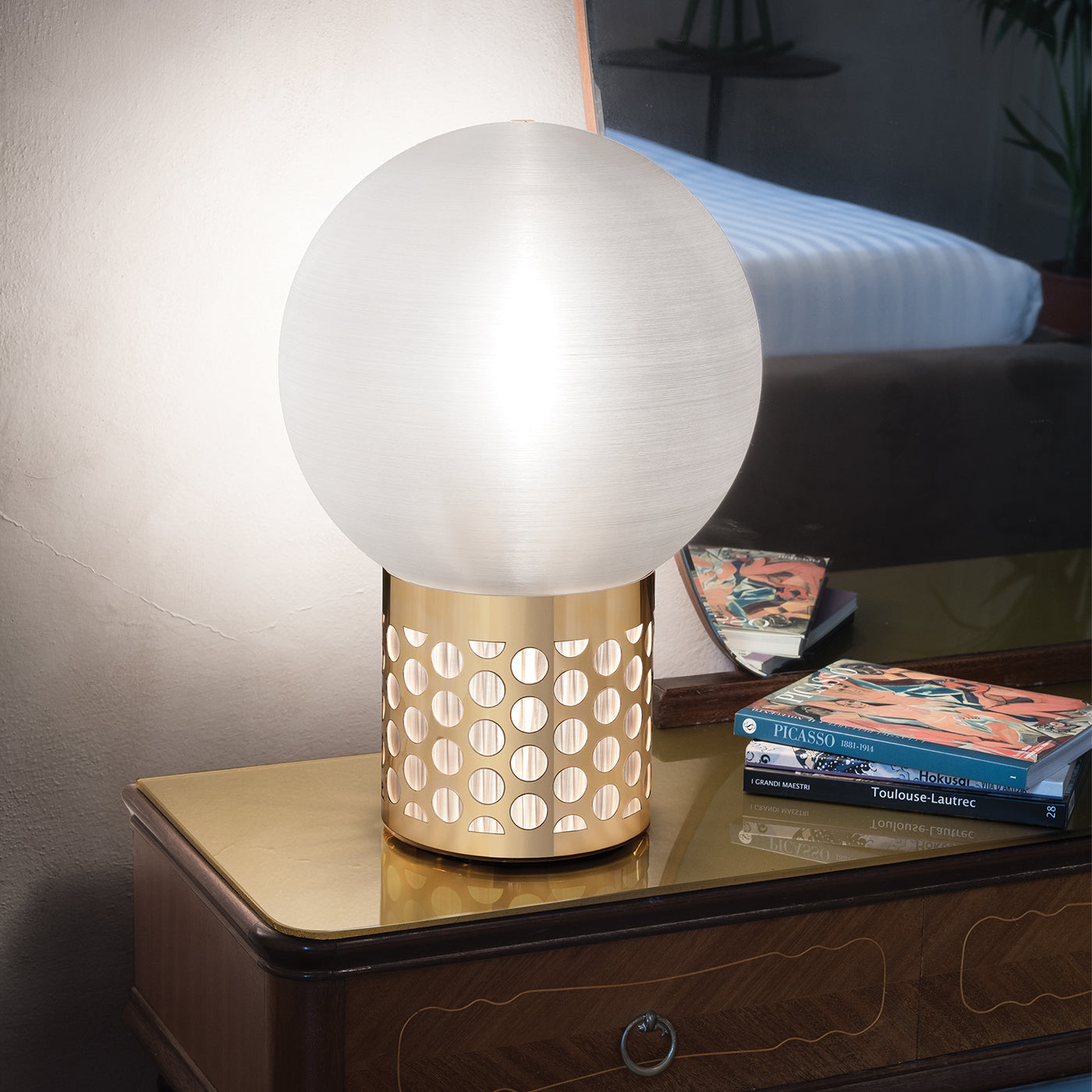 Atmosfera Medium Gold Table Lamp - Alternative view 3