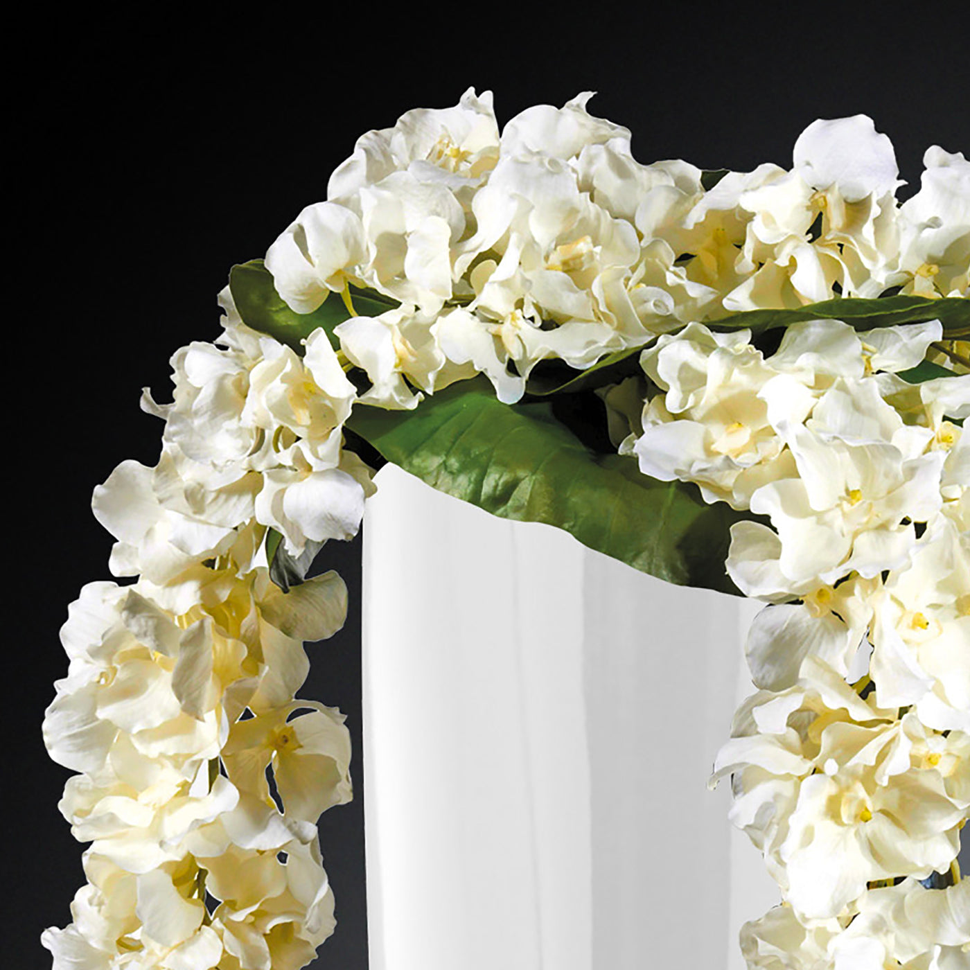Oslo Faux Floral Komposition mit weißer Vase - Alternative Ansicht 1