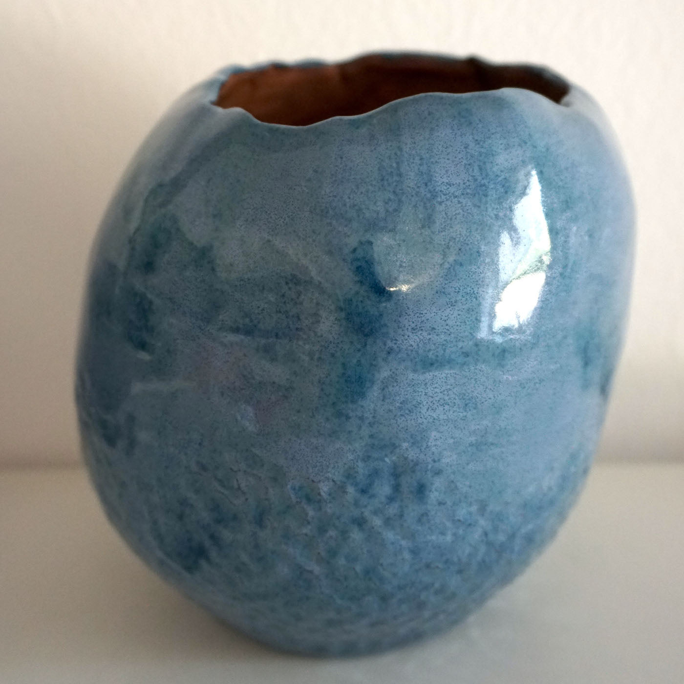 Capri Vase aus hellblauer Glasur und roter Tonerde - Alternative Ansicht 1