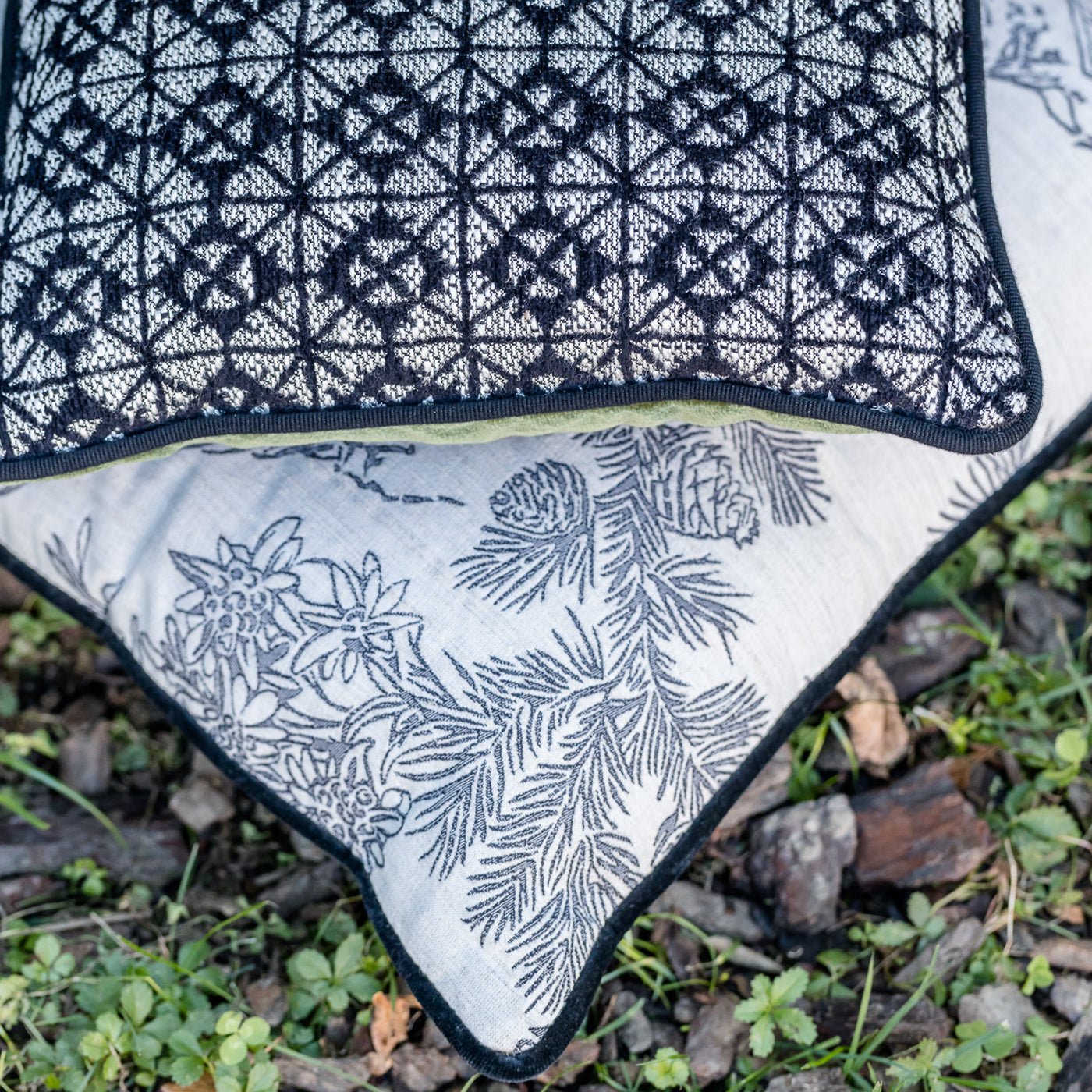 Black and White Carrè Cushion in geometric jacquard fabric - Alternative view 3