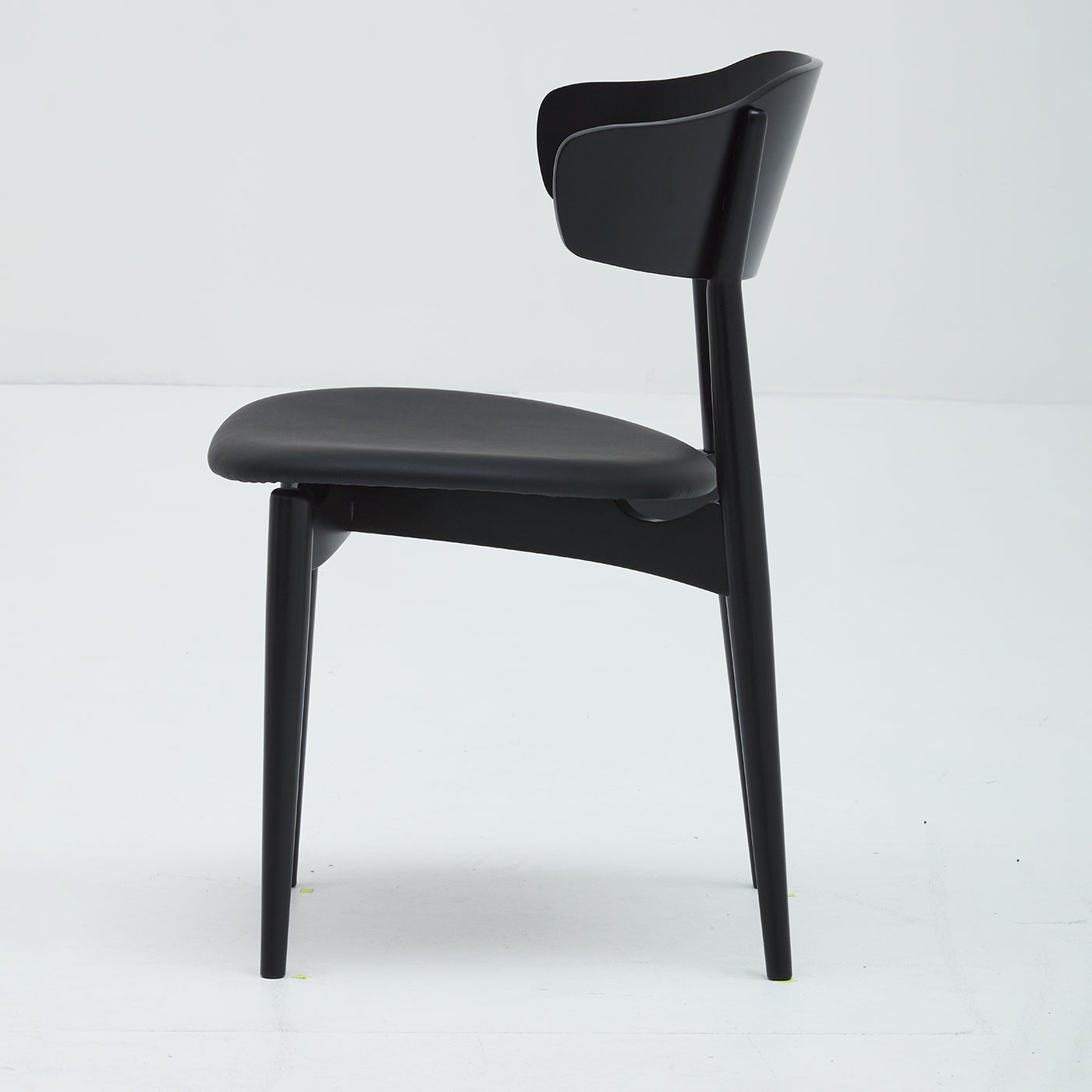 Flow 286 Black Lacquered Beech Chair with  Enra Leather - Alternative view 1