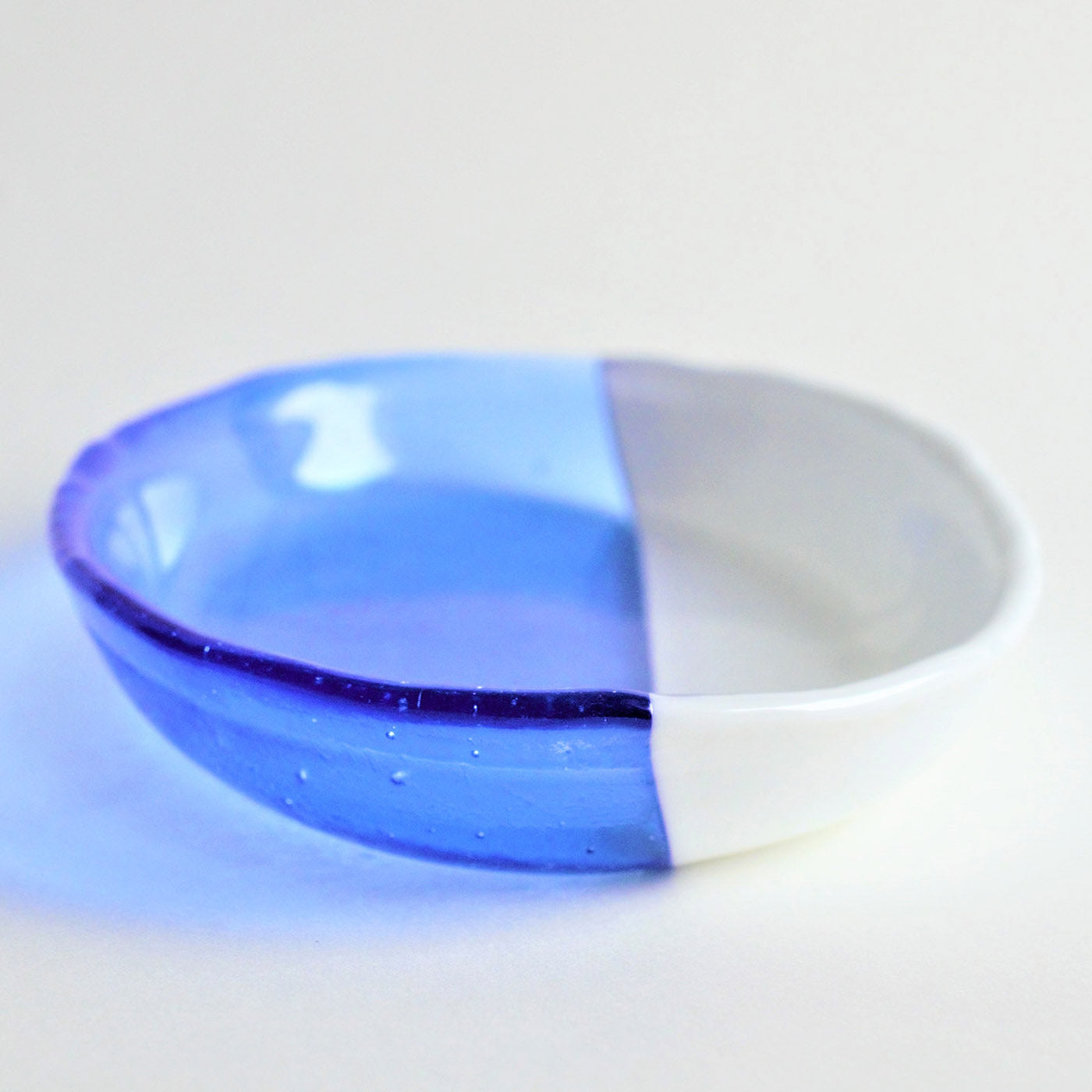 Servierplatte aus weißem und blauem Glas  - Alternative Ansicht 3