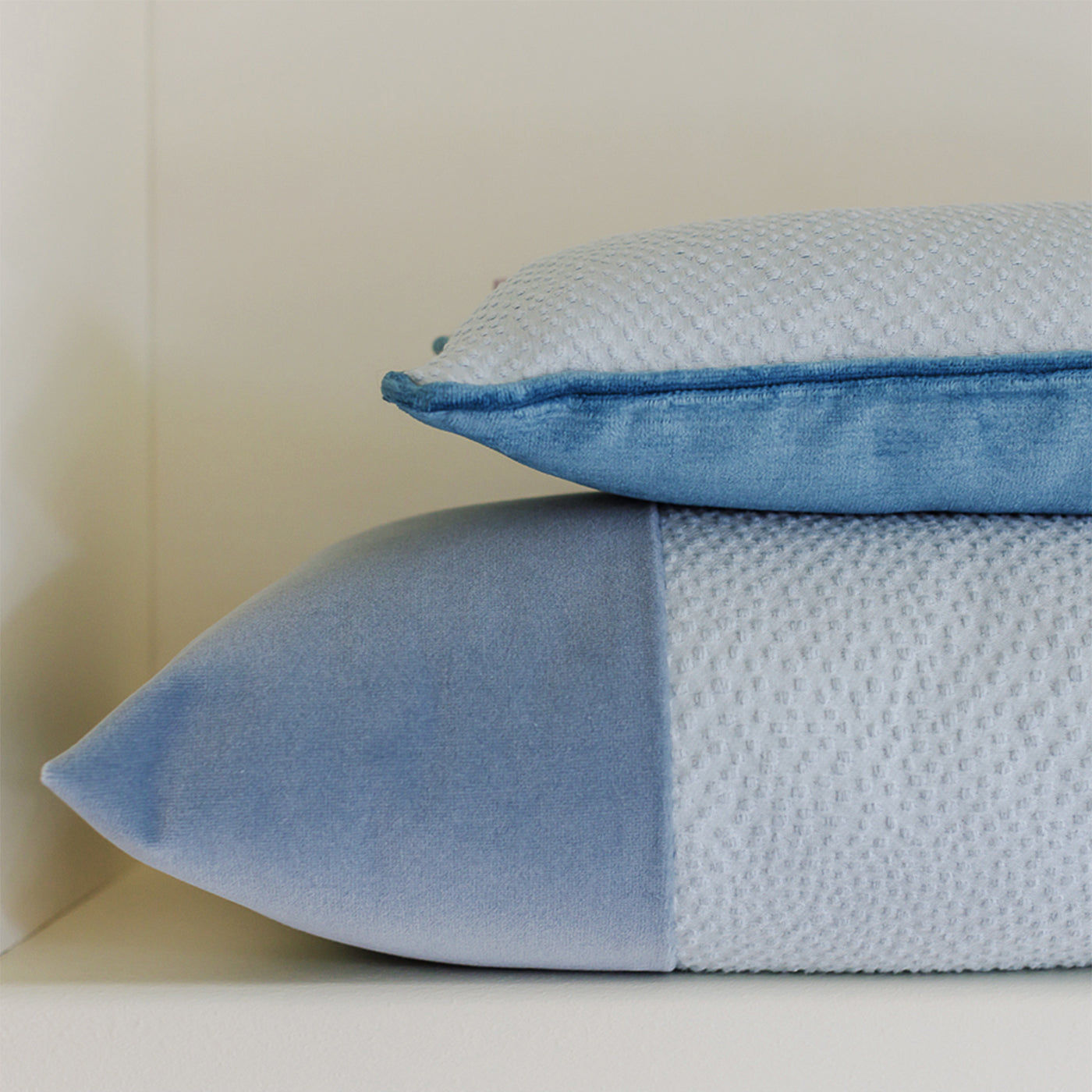 Light Blue Longue Cushion in Jacquard Fabric and Linen Velvet - Alternative view 3