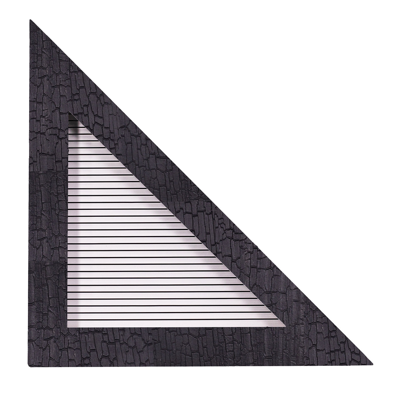 ORU Collection Décor mural triangle en bois carbonisé - Vue principale