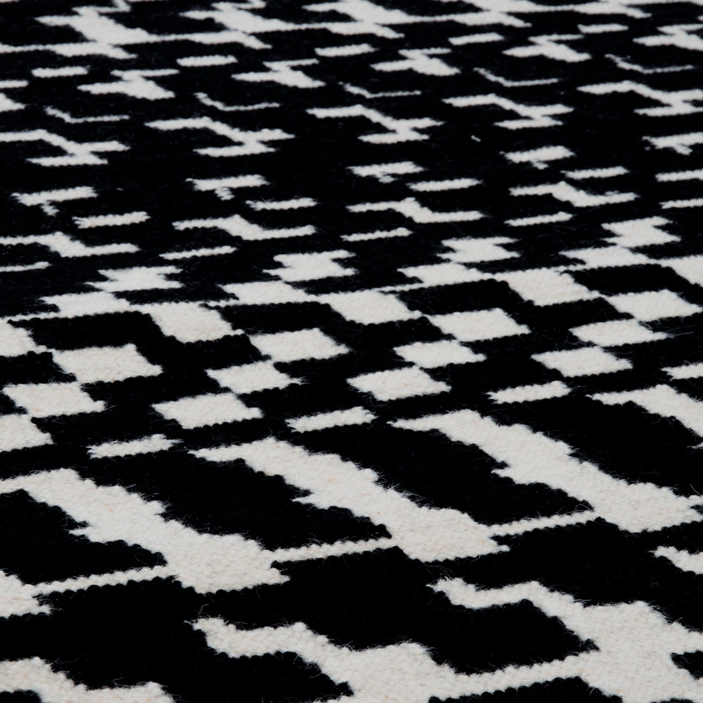 Fuoritempo Kilim Rug Black and White by Paolo Giordano e Nicole Jeanneret - Alternative view 2