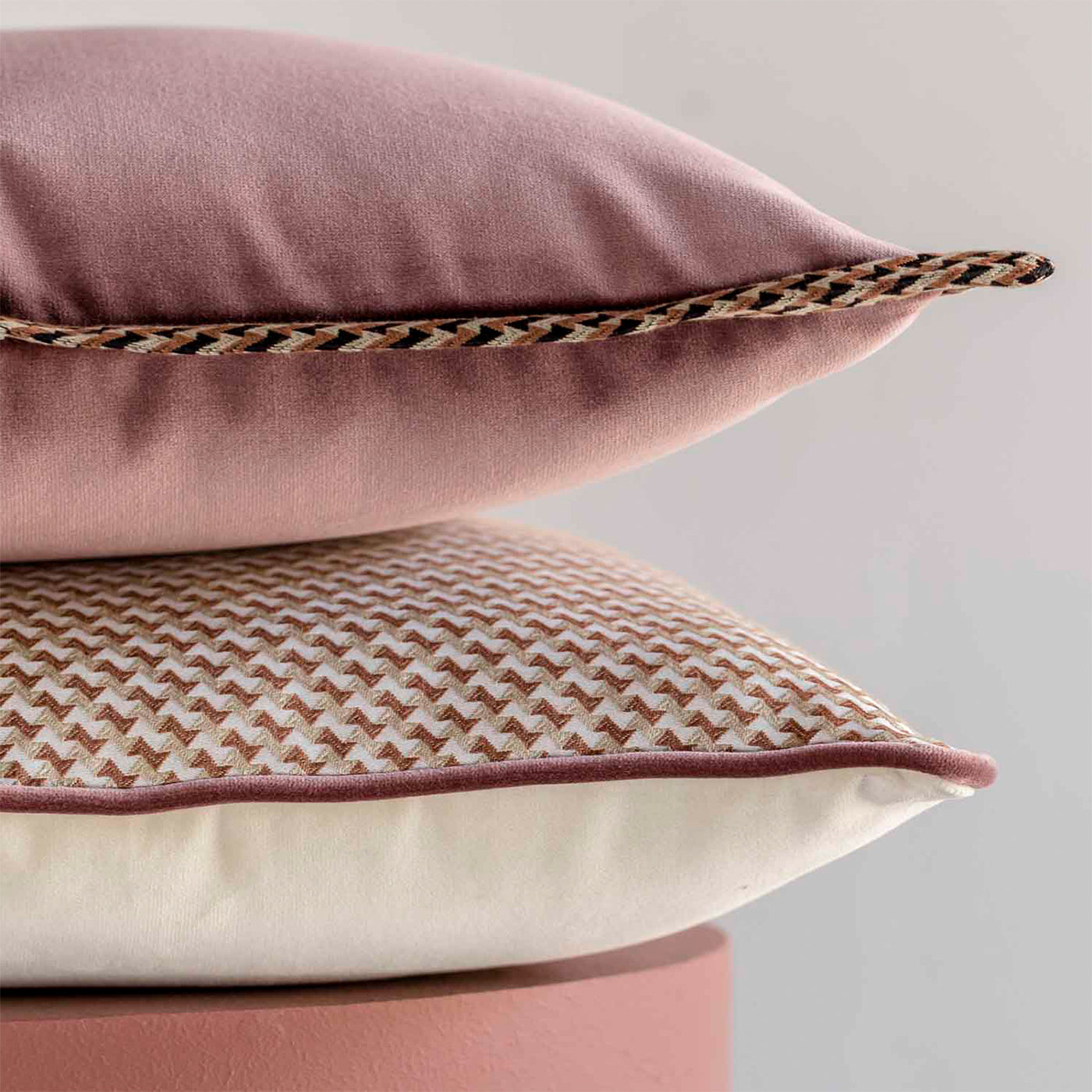 Square Carrè Cushion in Micro-Patterned jacquard fabric - Alternative view 3