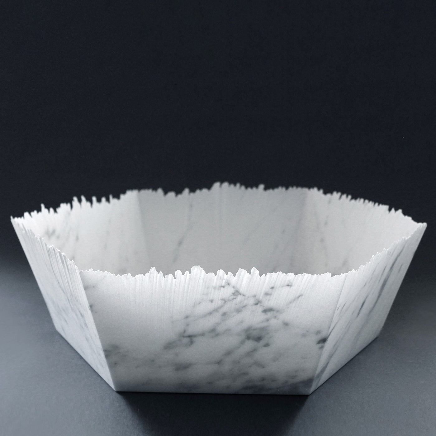 Ciotola a drappo in marmo di Carrara di Paolo Ulian - Vista alternativa 2