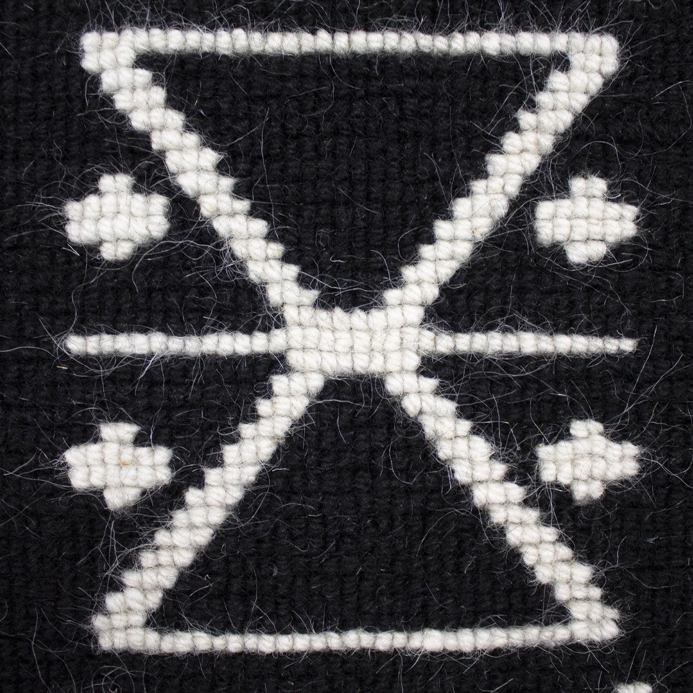 Alfombra rectangular negra y blanca S'Accabadora de Carlo Sanna - Vista alternativa 1