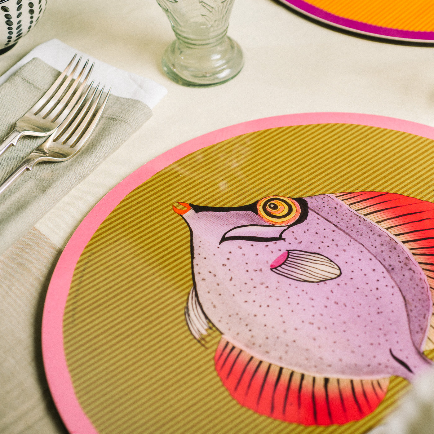 Set of 2 Round Placemats - Pink Fish - Alternative view 1