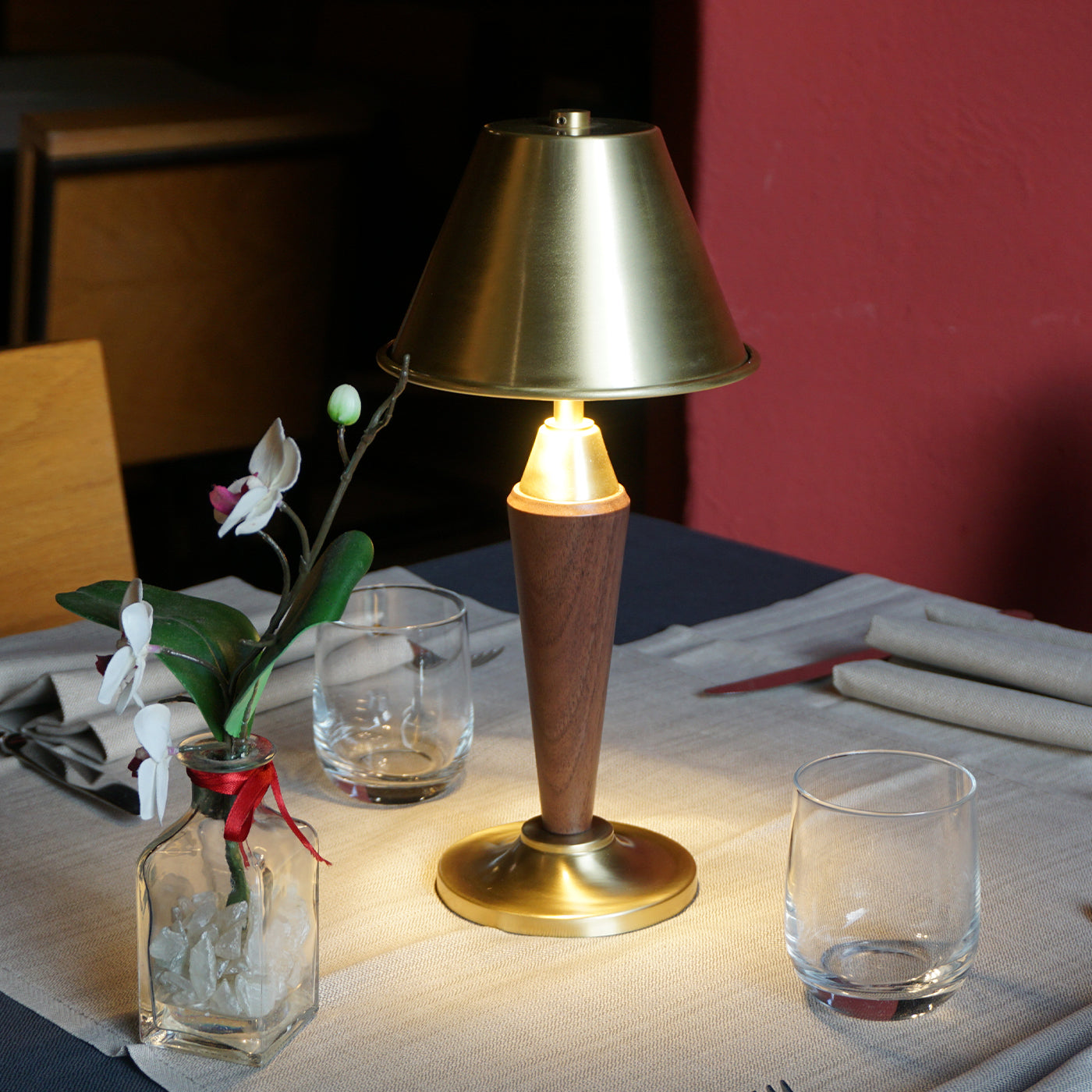 Lámpara de mesa Alena OS Walnut de Studio Sagrada - Vista alternativa 1