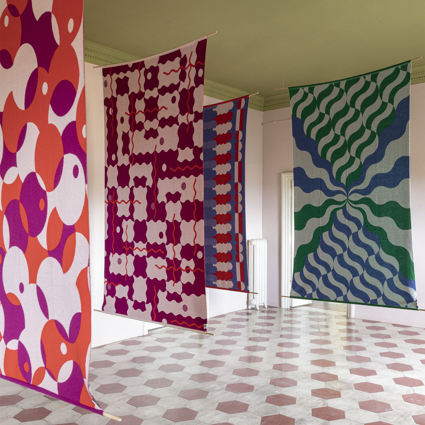 Trip 5 Mehrfarbige Decke/Wandteppich von Serena Confalonieri - Alternative Ansicht 1