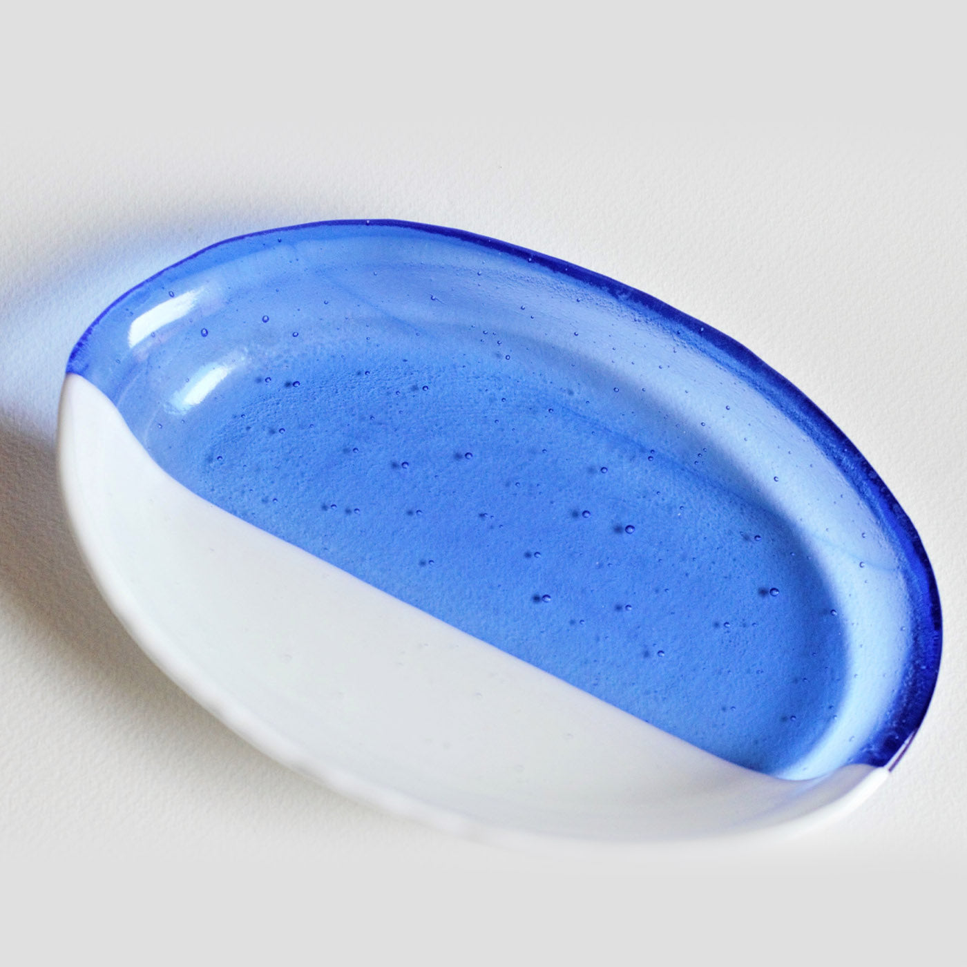 Servierplatte aus weißem und blauem Glas  - Alternative Ansicht 2