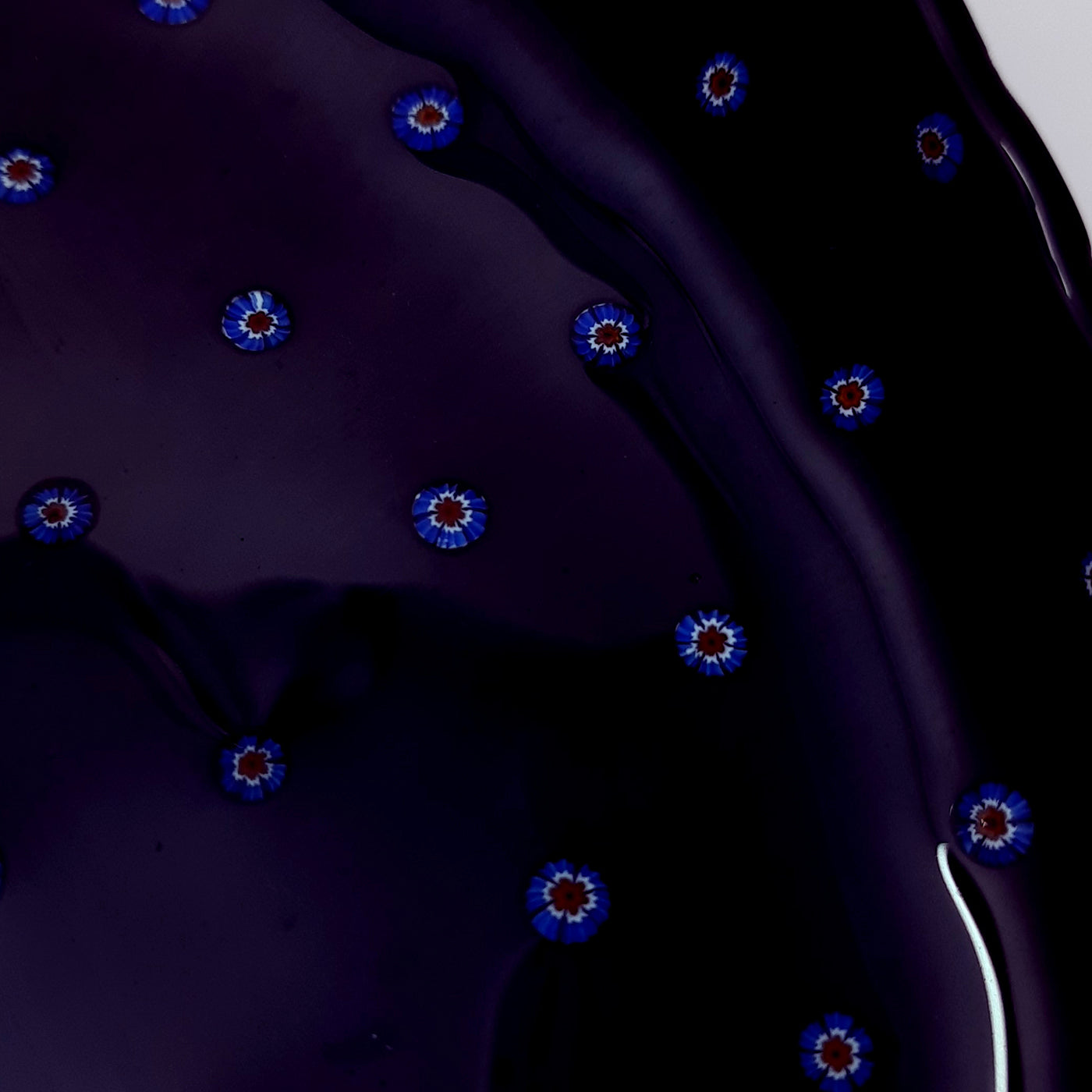 Piatto da portata in vetro nero con intarsi floreali di Murrini - Vista alternativa 4