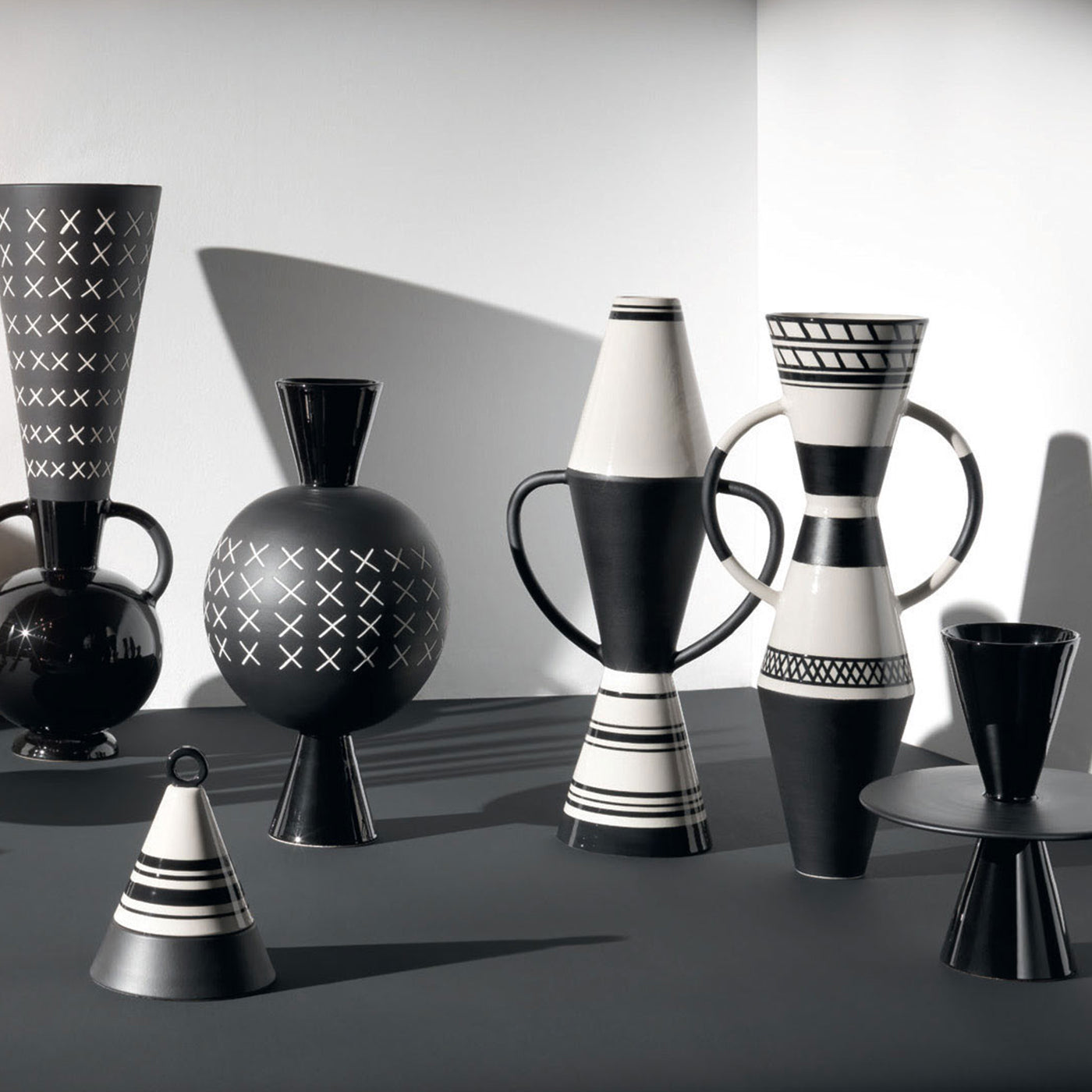 Aryballos Black Vase by Ugo La Pietra - Alternative view 1