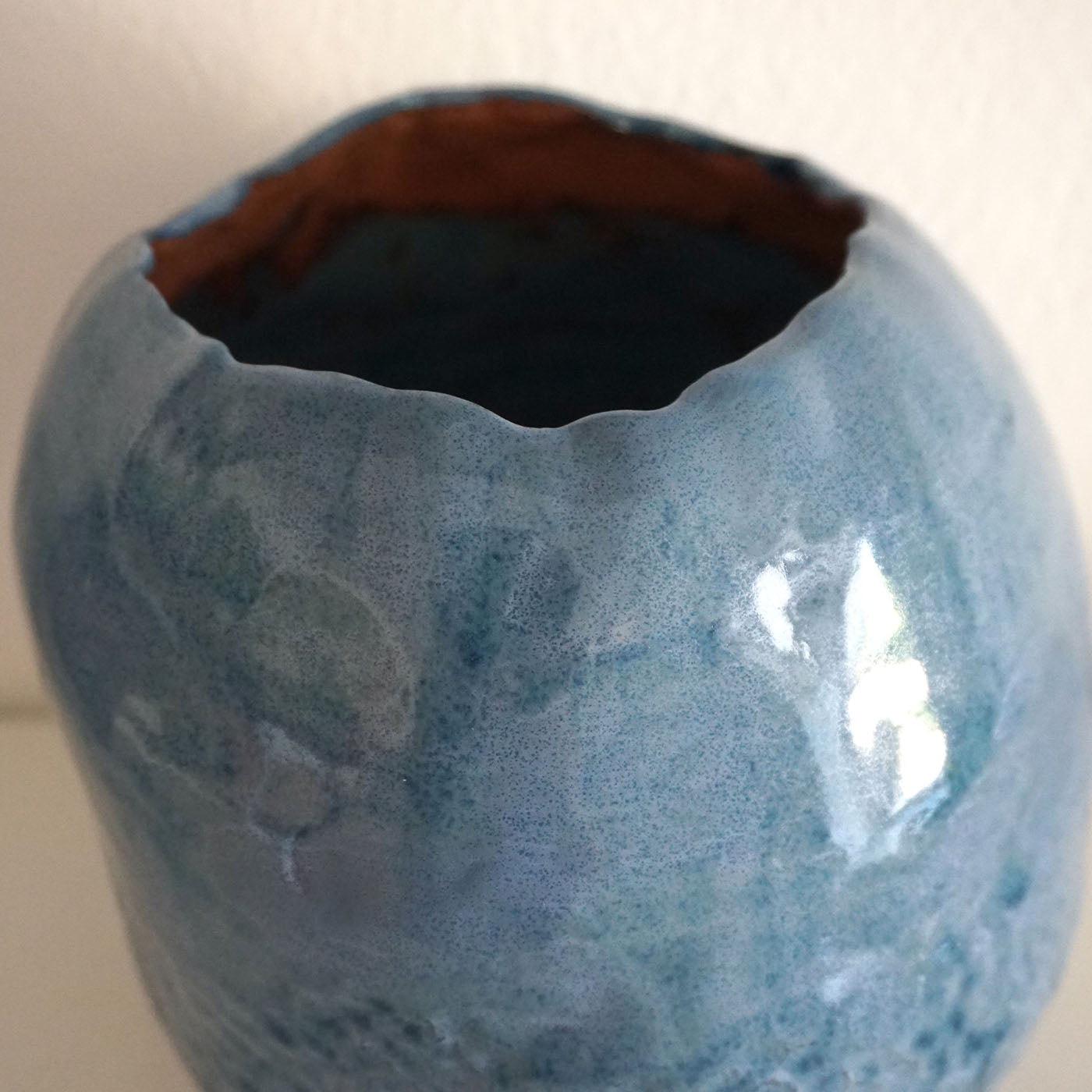 Capri Vase aus hellblauer Glasur und roter Tonerde - Alternative Ansicht 2