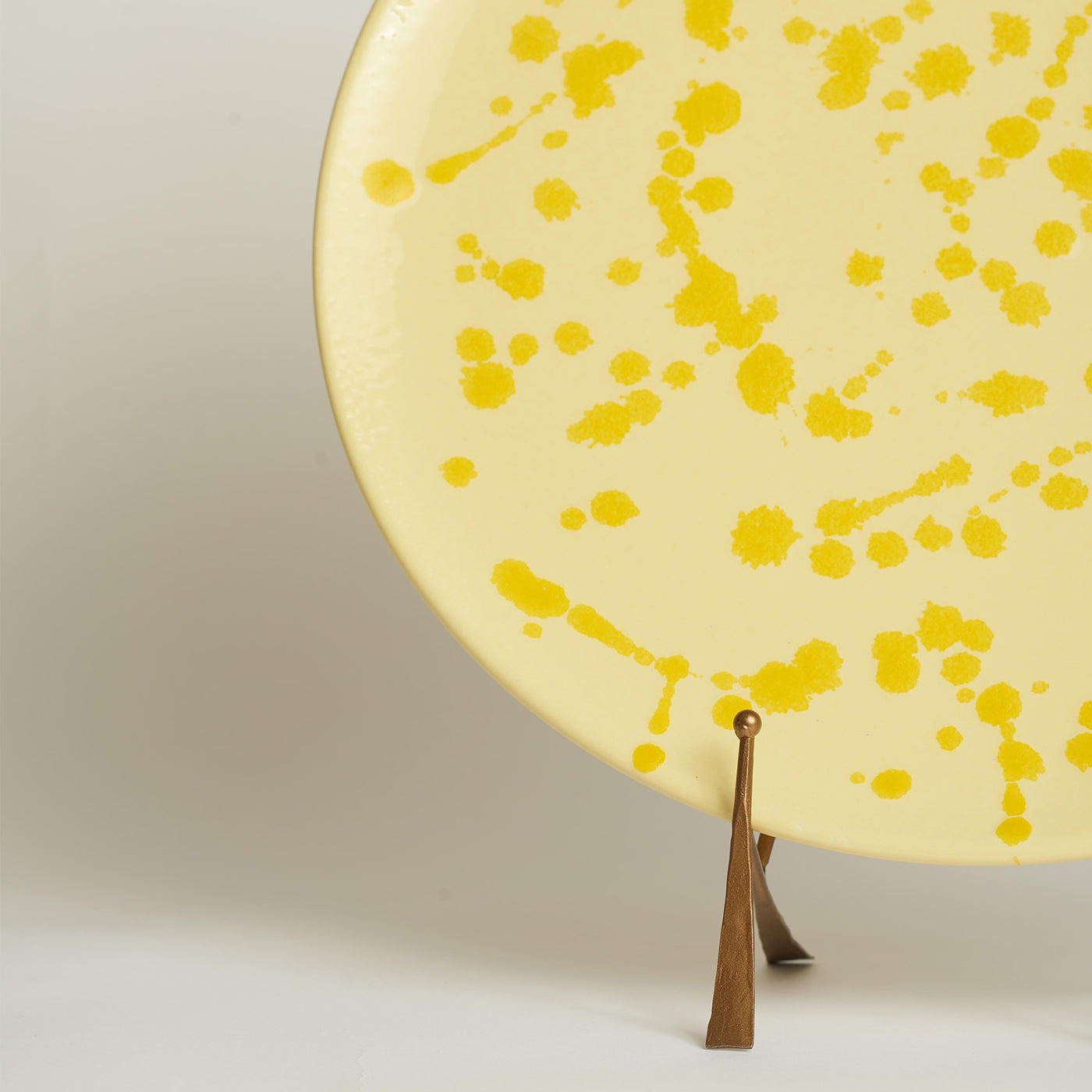 Plato decorativo de cerámica crema y amarilla - Vista alternativa 1