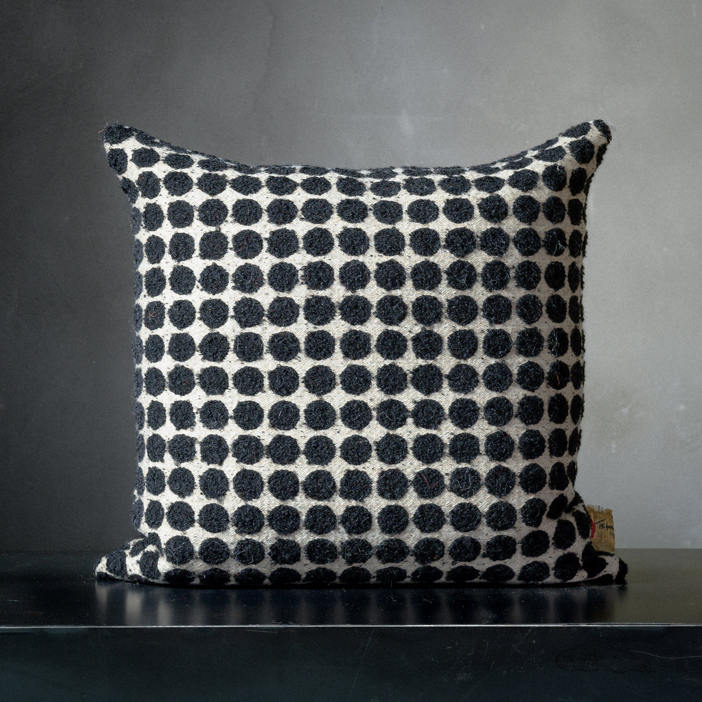 Coussin Armoise Square Dotted Black &amp; White Boucle Cushion - Vue alternative 1