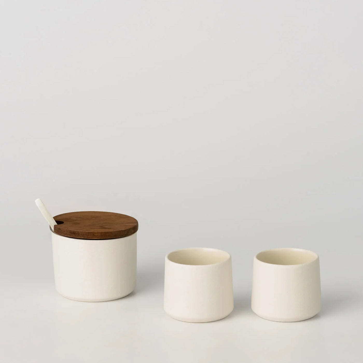 Zuccheriera in ceramica con coperchio in legno e piccole tazze in ceramica - Vista alternativa 4