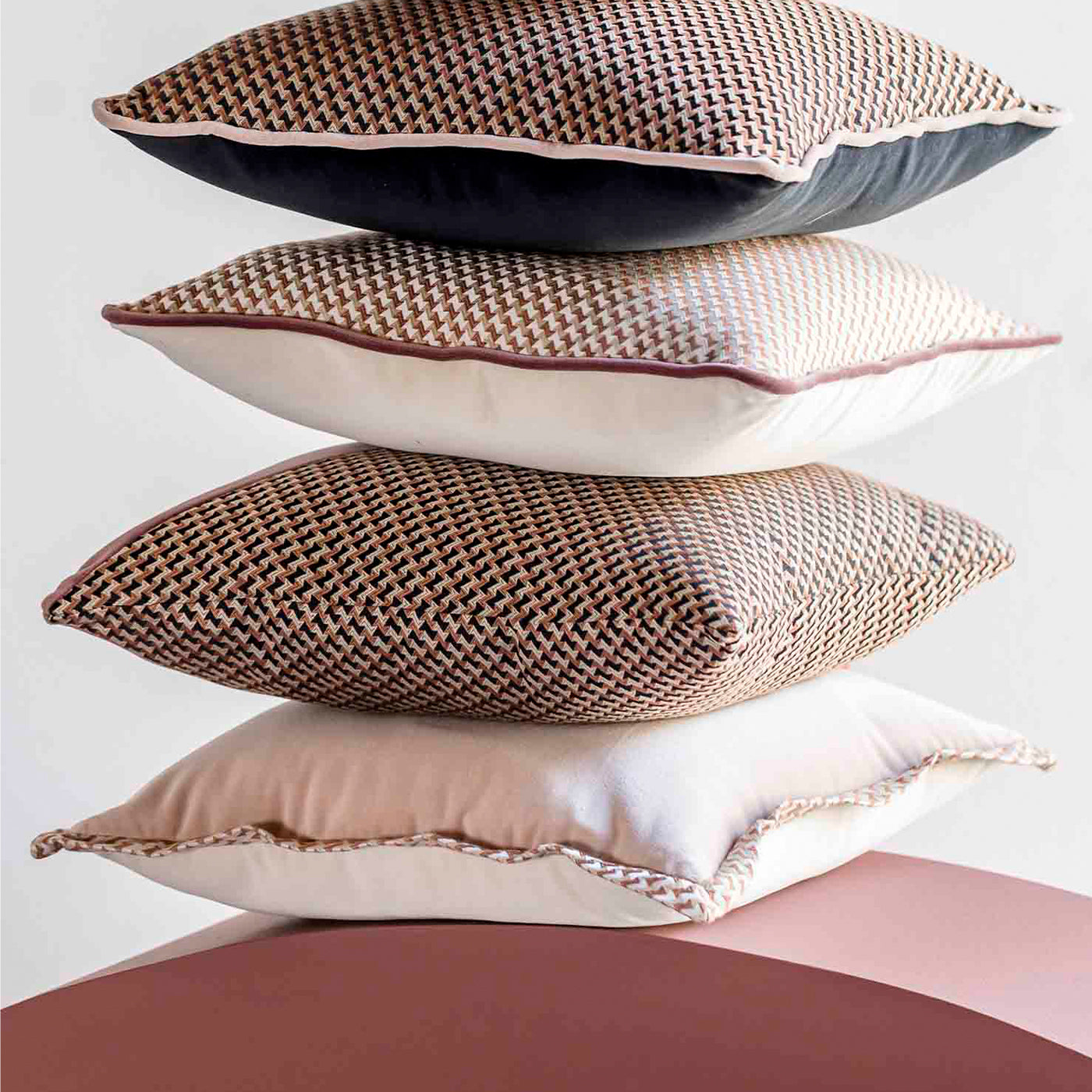 Pink Carrè Flat Cushion in cotton velvet and Micro-Patterned jacquard fabric - Alternative view 3