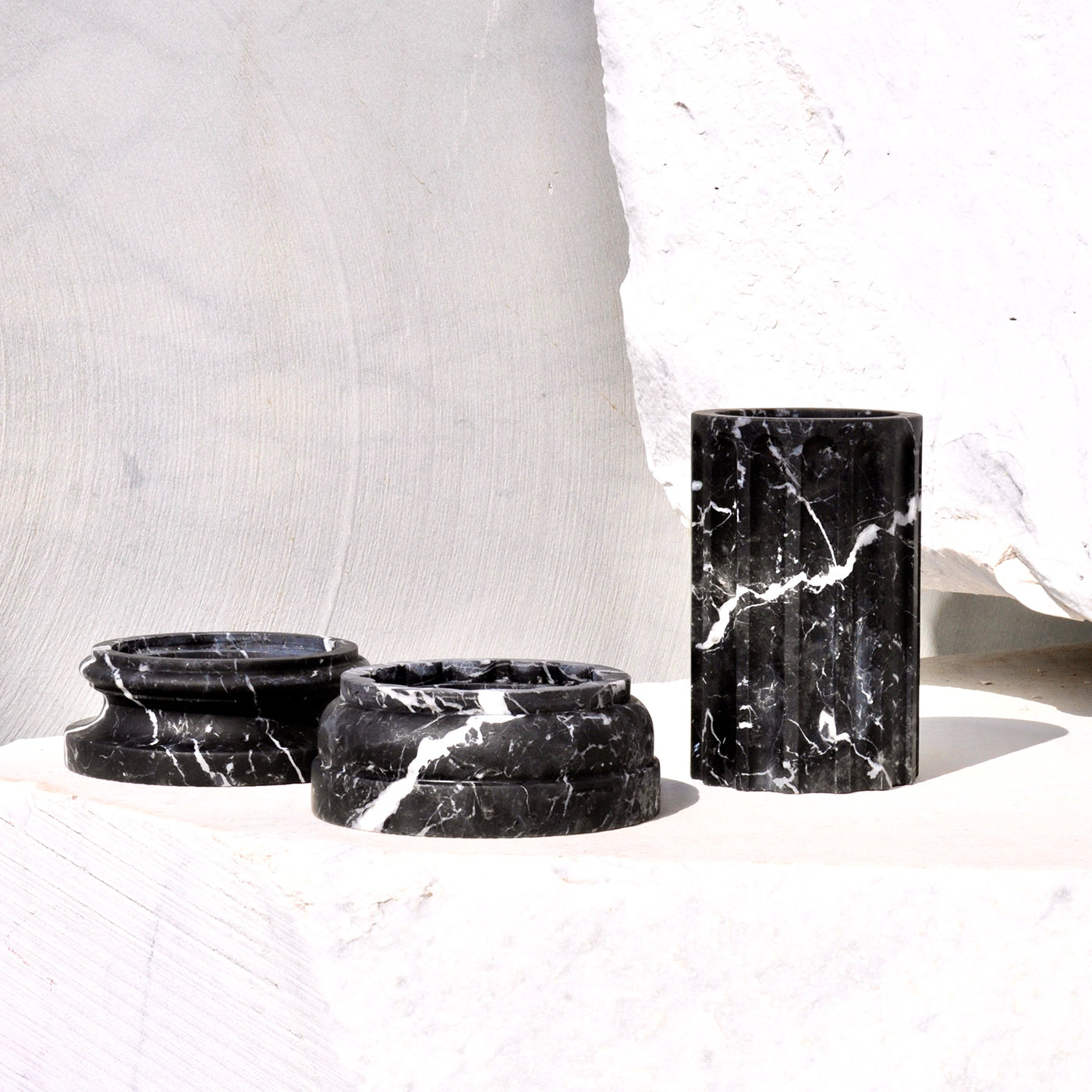 POR TAN TE Vaso a colonna in marmo nero satinato Marquina - Vista alternativa 1