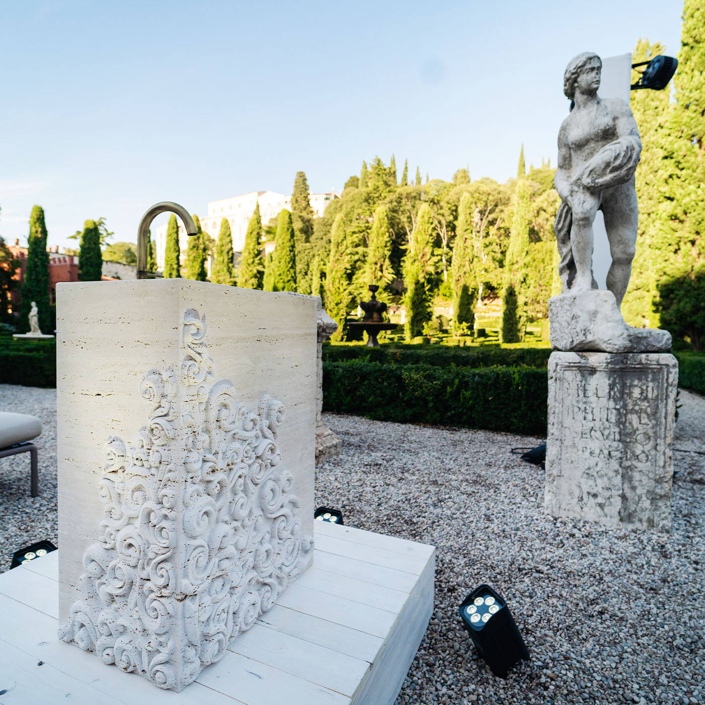 Dame Freestanding Washbasin in Travertino Paglierino - Alternative view 1