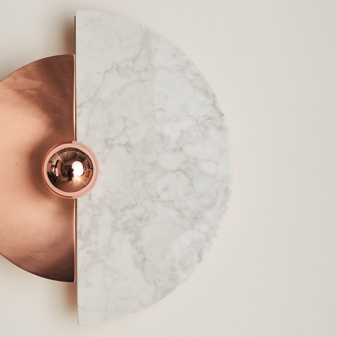Aplique de pared "Levante" en cobre satinado y mármol de Carrara - Vista alternativa 1