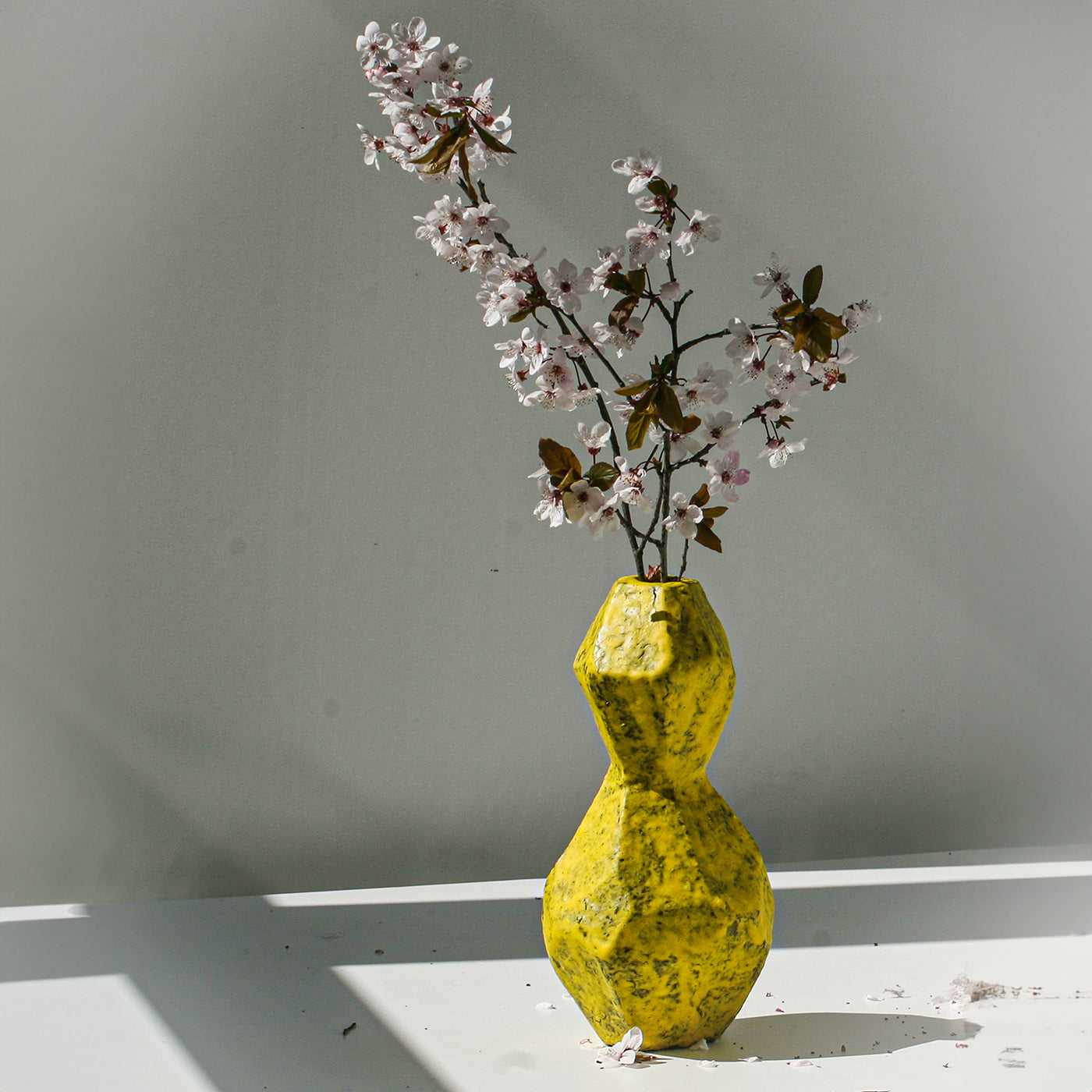 Asymmetrische gelbe Vase in geometrischem Stil - Alternative Ansicht 5