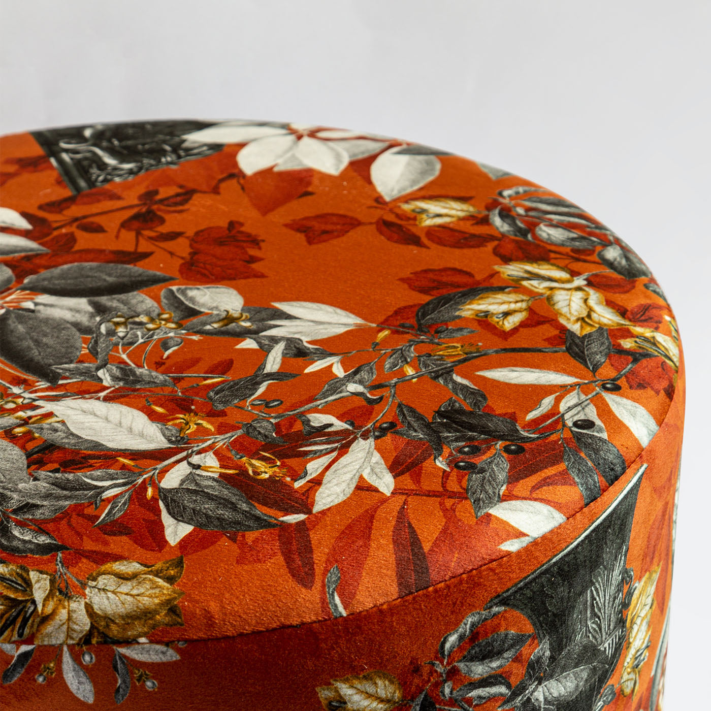 Primavera Romana Base de panier et motif floral sur pouf en velours  - Vue alternative 2