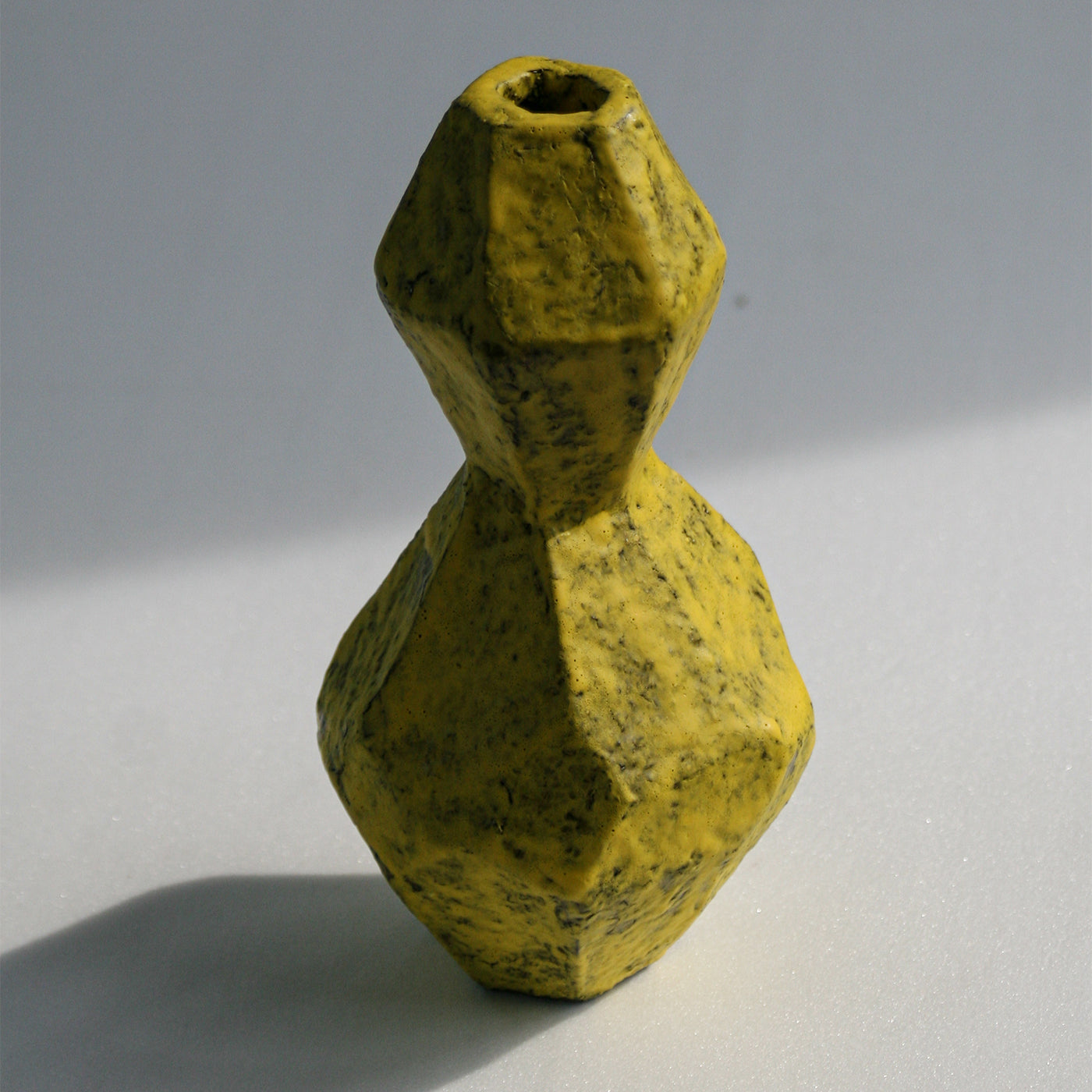 Asymmetrische gelbe Vase in geometrischem Stil - Alternative Ansicht 3