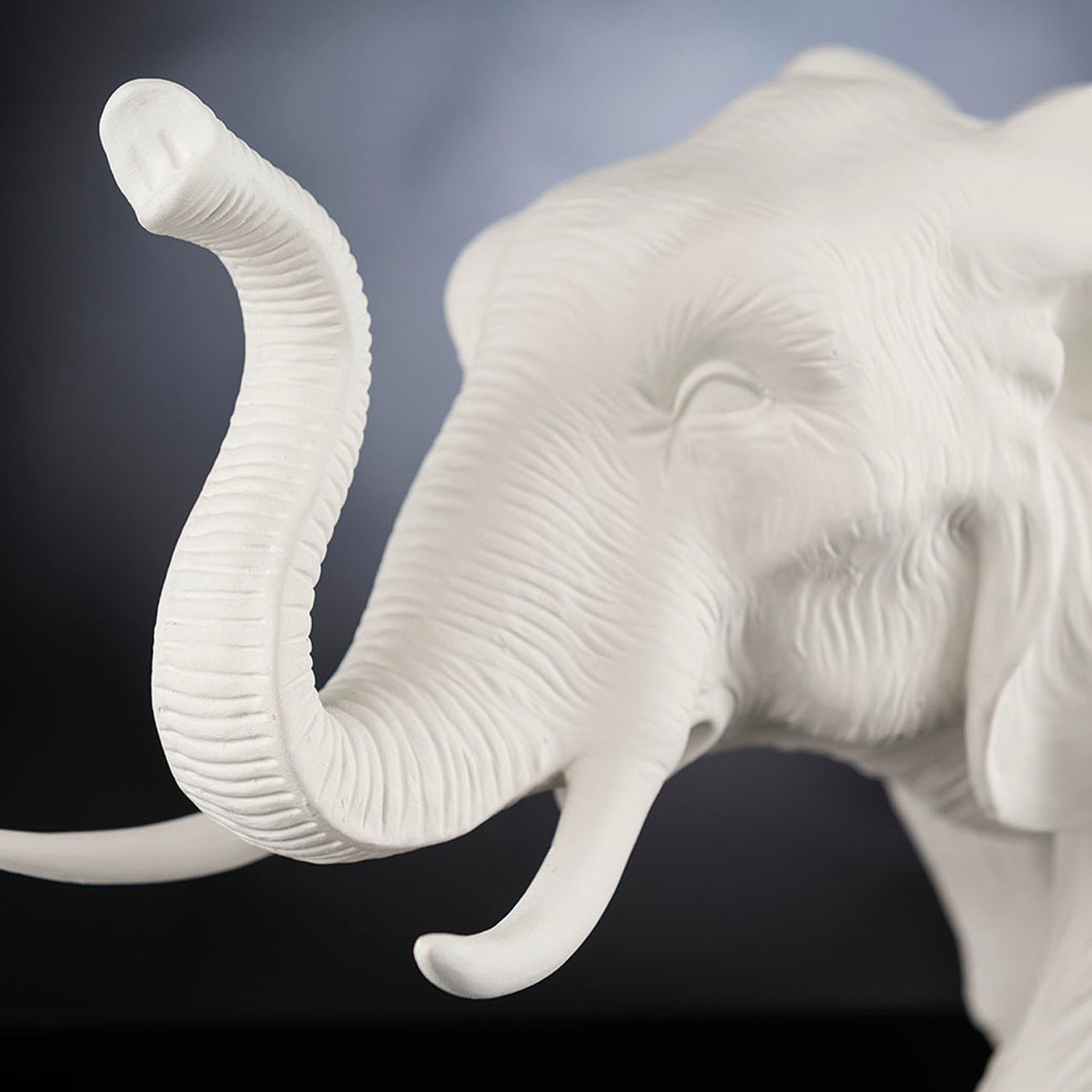 Madre africana Elefante Scultura bianca - Vista alternativa 2