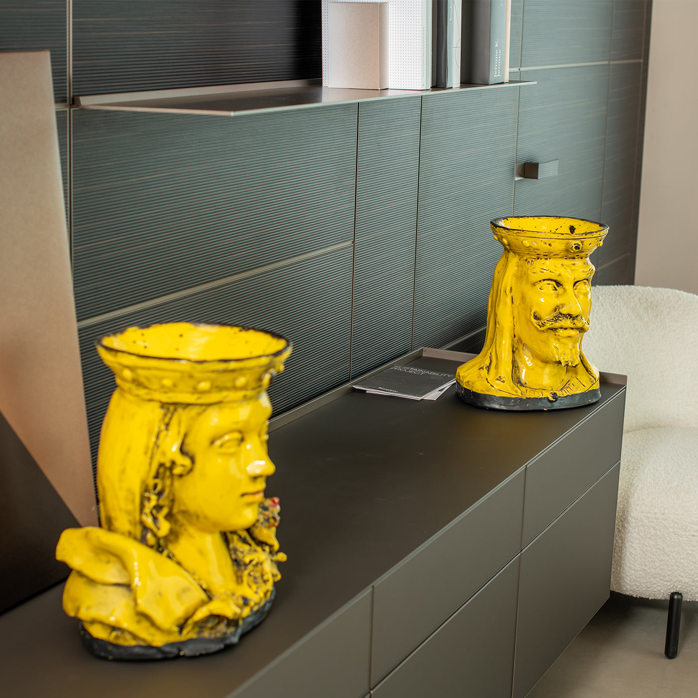 Tuffo Nel Giallo con Farfalla Anthropomorphe Vase aus gelber Keramik - Alternative Ansicht 5