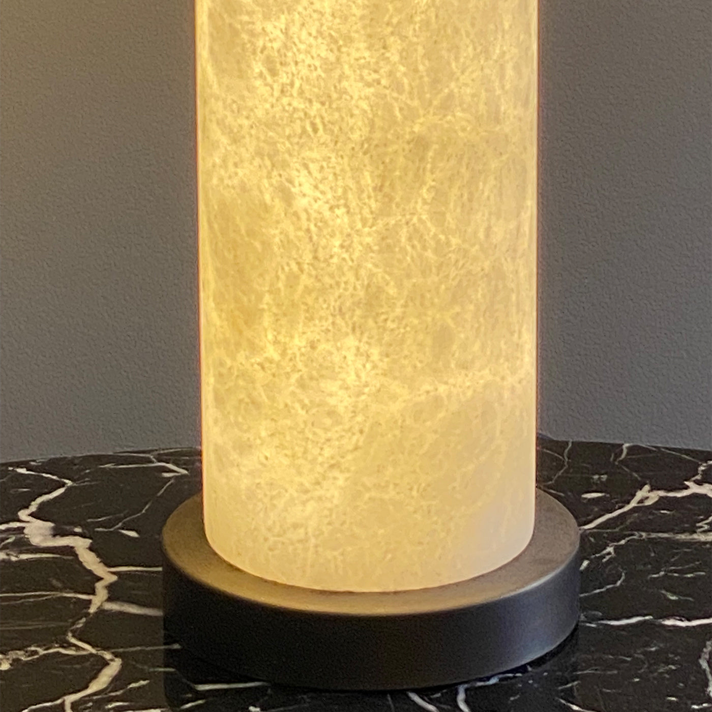 Hinterleuchtete Alabaster-Tischlampe "Hortensia - Alternative Ansicht 4