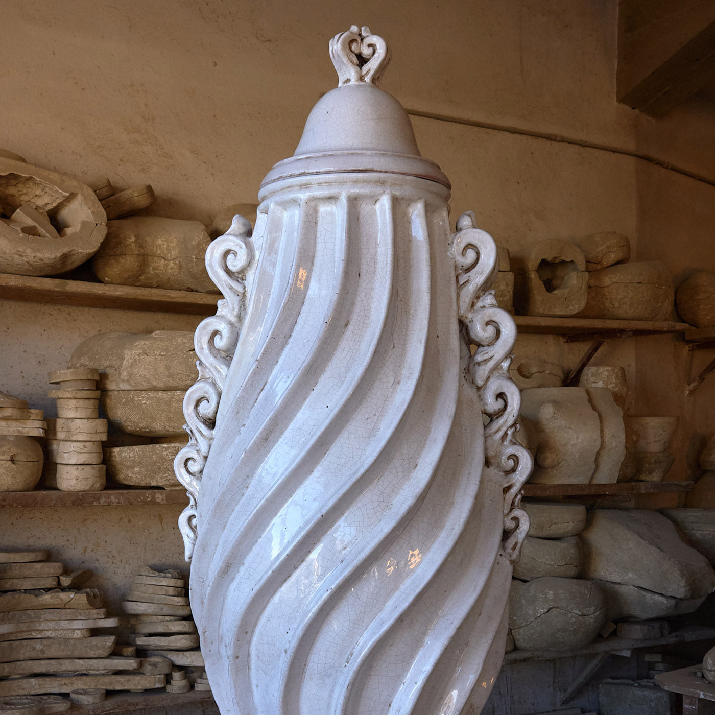 Mareggiata Vase With Lid - Alternative view 1