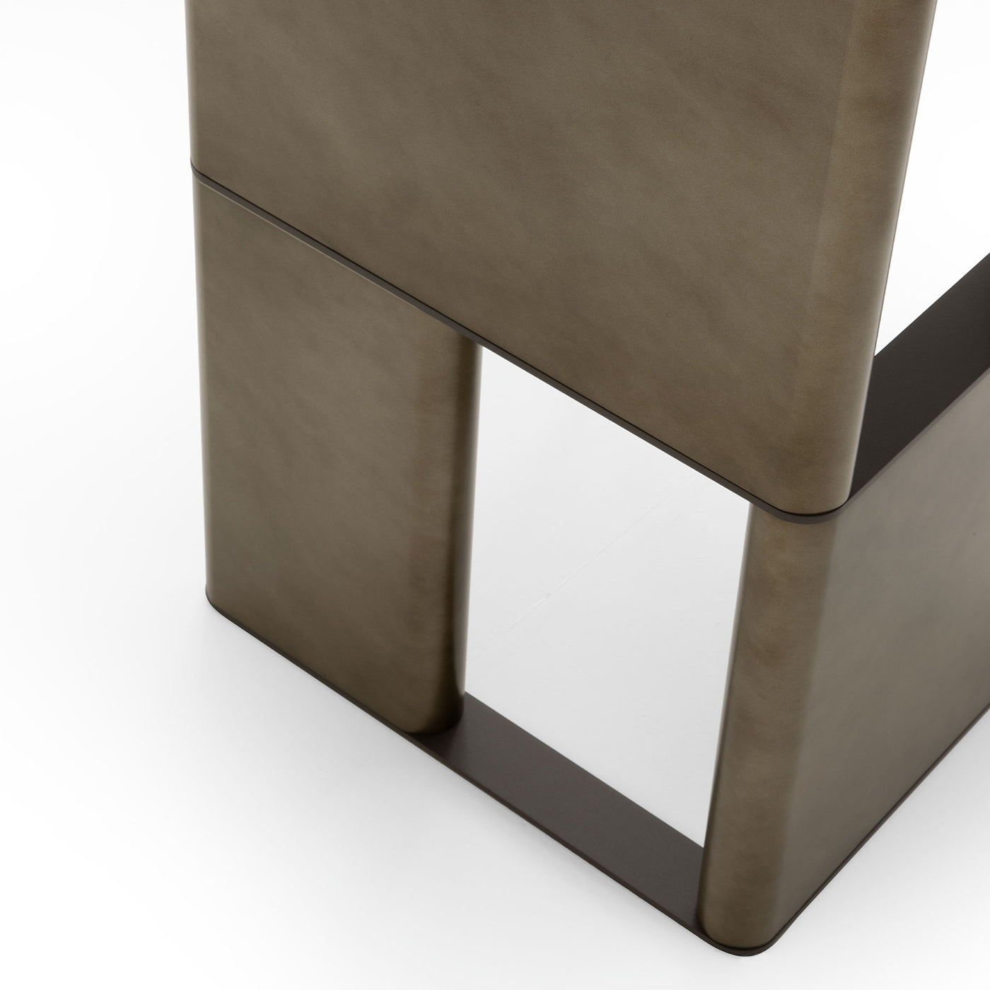 Mesa Tetris con tapa de mármol y patas de madera lacada en bronce  - Vista alternativa 4