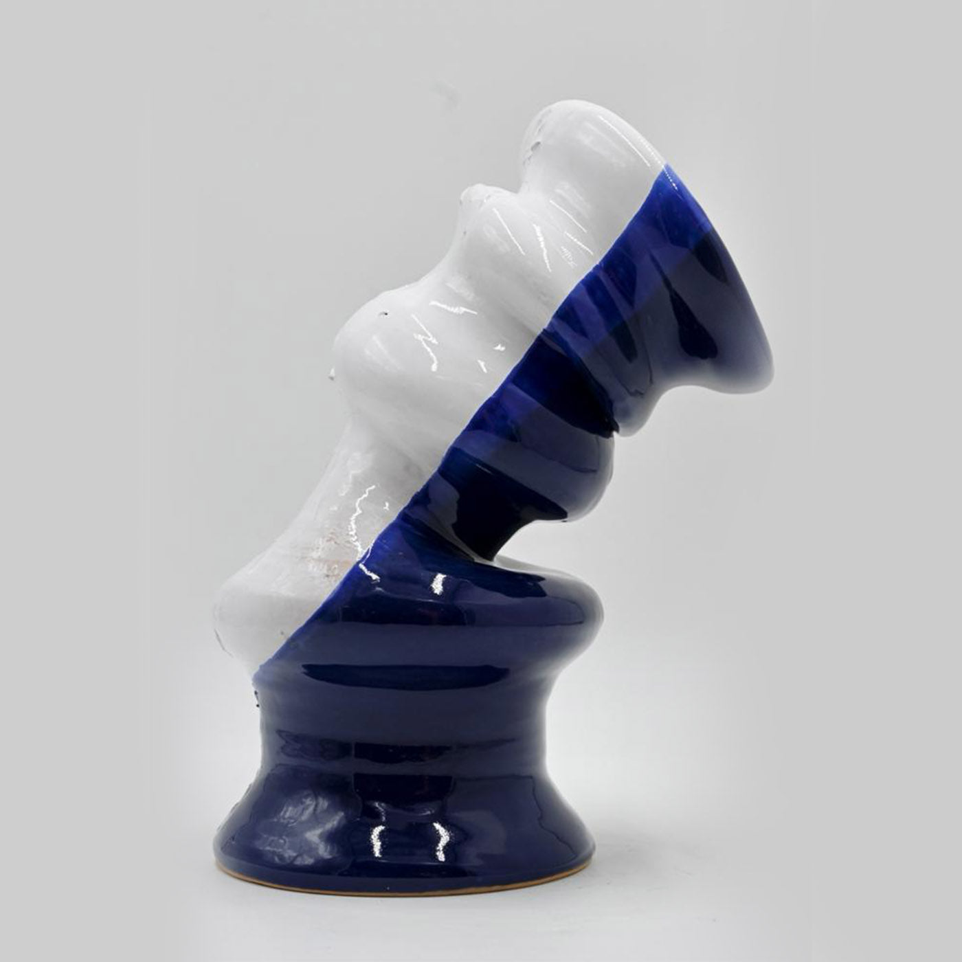 Skulpturale blau-weiße Vase - Alternative Ansicht 2