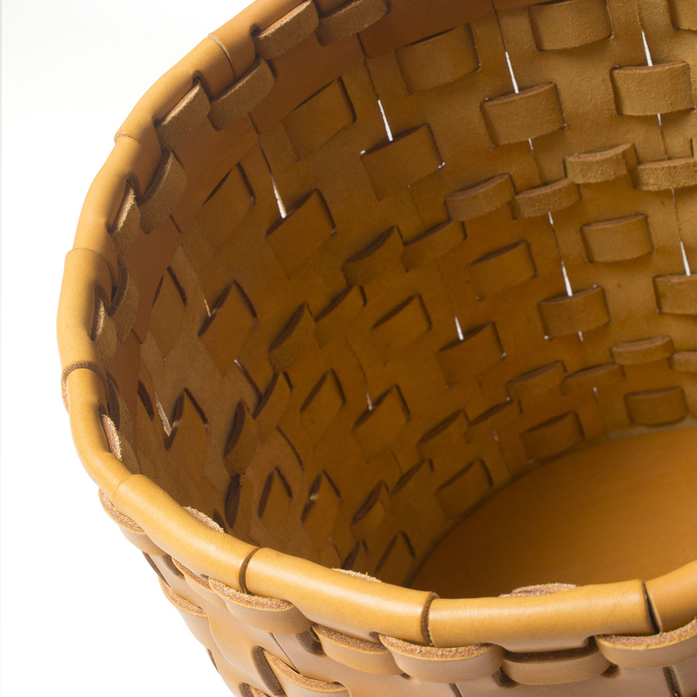 Geflochtener zylindrischer ockerfarbener Korb von Oscar Maschera - Alternative Ansicht 1