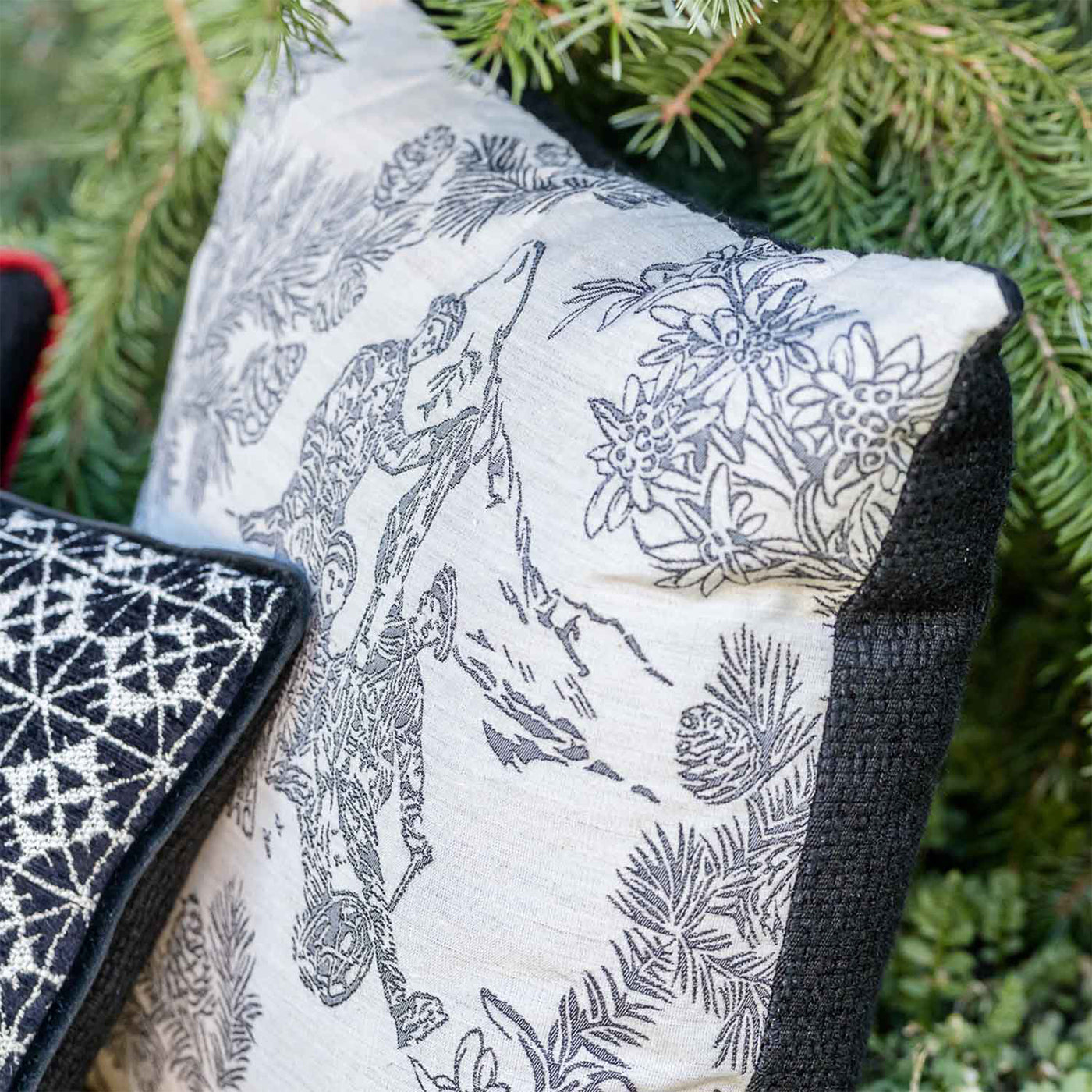 Black and White Carré Cushion in toile de jouy jacquard fabric - Alternative view 3