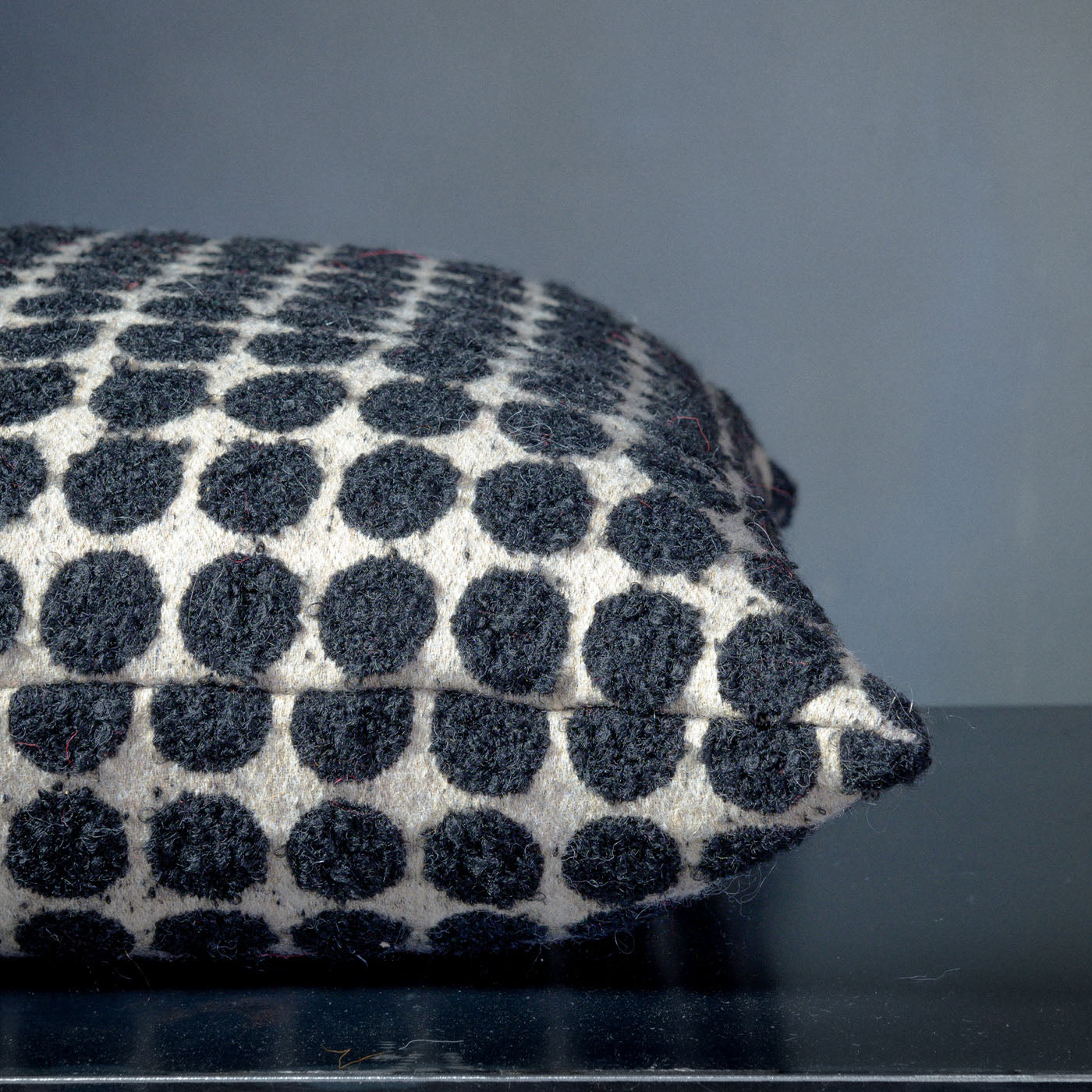 Coussin Armoise Square Dotted Black &amp; White Boucle Cushion - Vue alternative 3