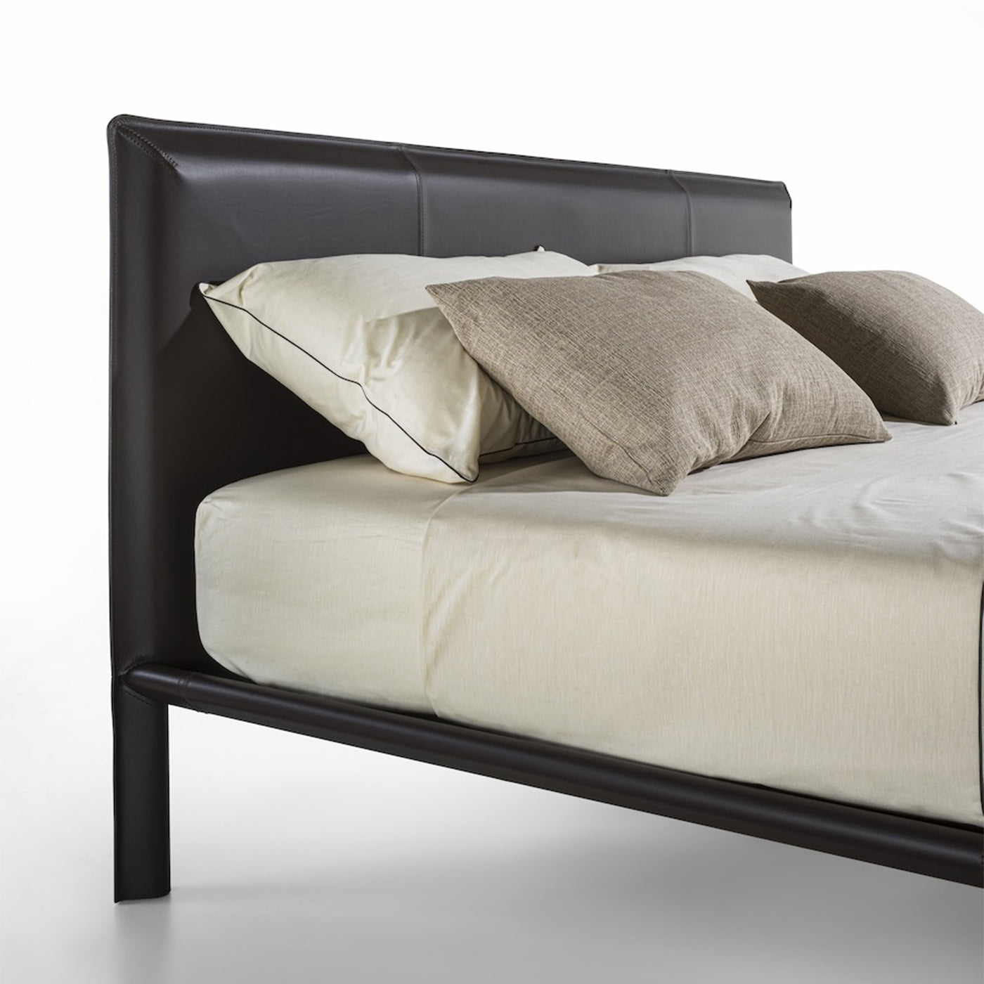 Milano Brown Leather Bed Enrico Pellizzoni | Artemest