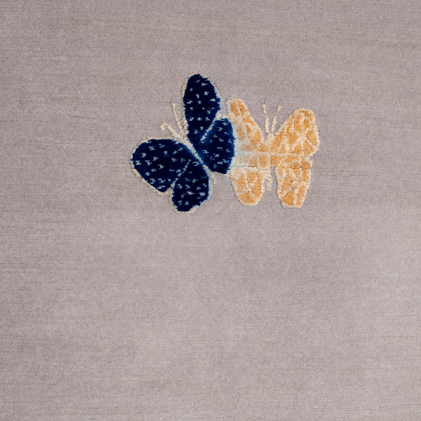 Spirit in The Sky Schmetterling Beige Handgefertigter Teppich aus Wolle und Seide - Alternative Ansicht 3