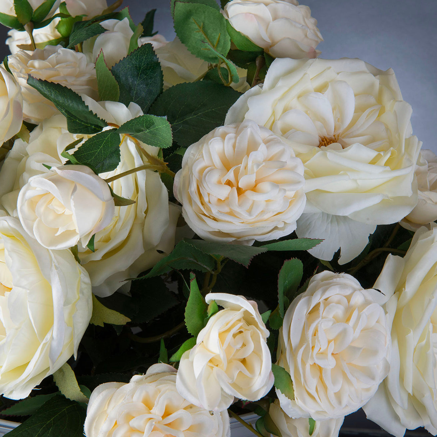 Composición floral de imitación de rosas Camilla con jarrón - Vista alternativa 3