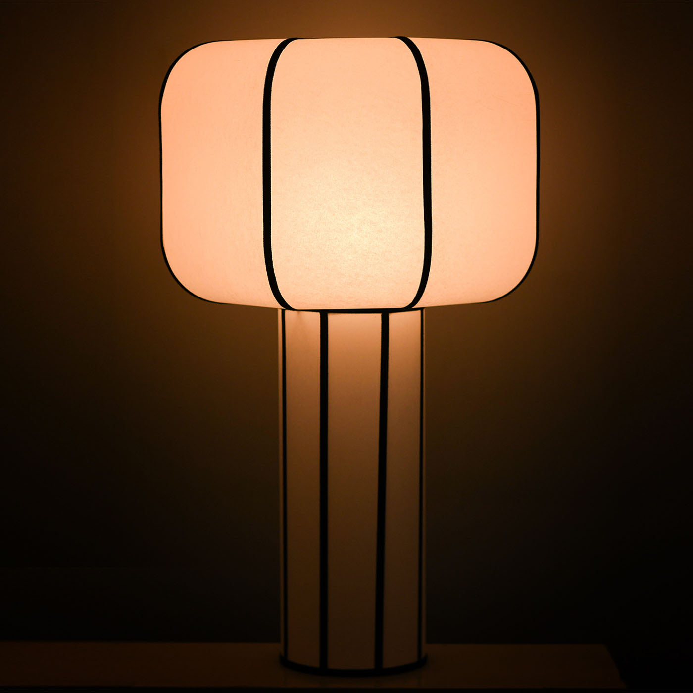 Fungo - Grande lampe à poser en parchemin noir et blanc - Vue alternative 3