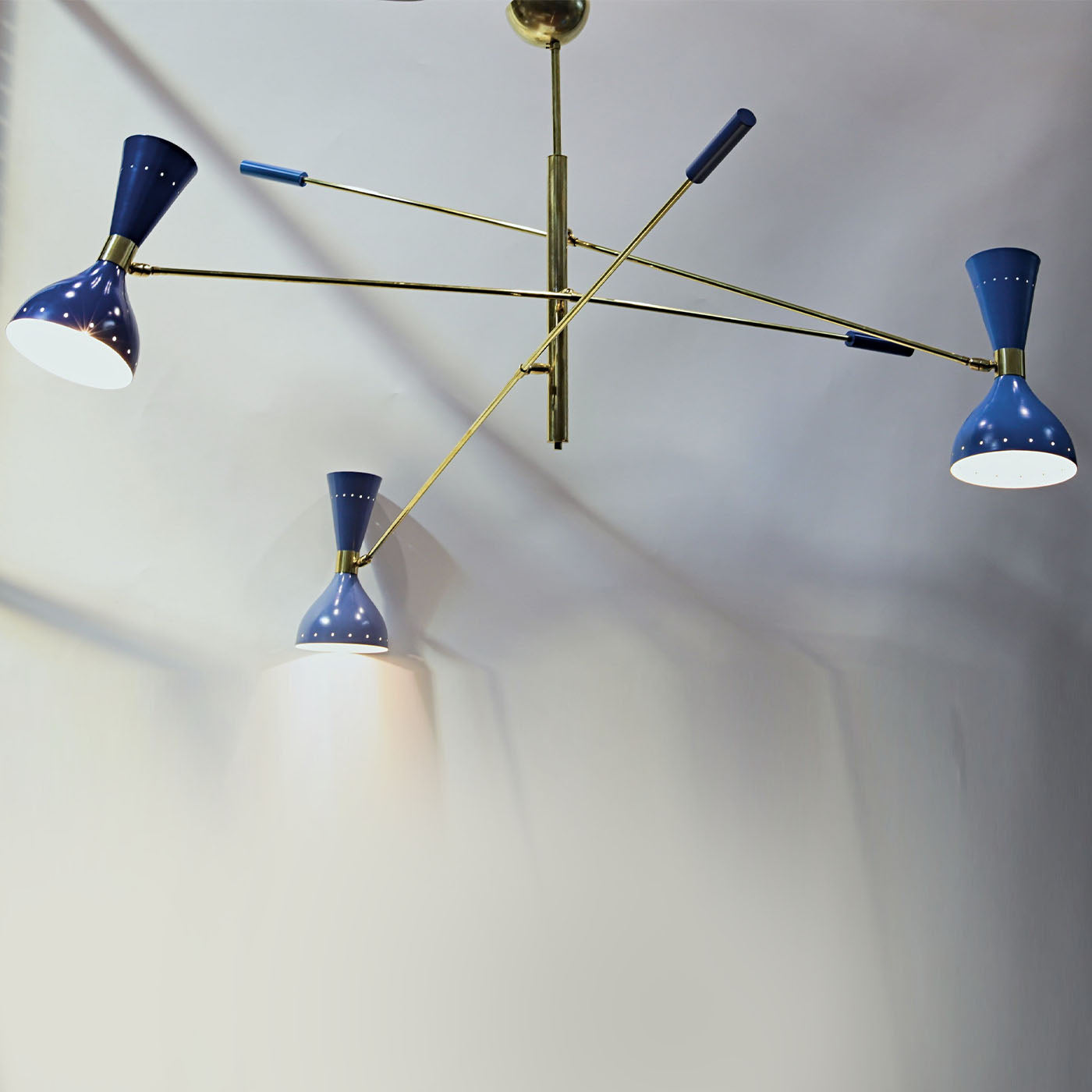 Lampadario Giano Triennale a 6 luci in ottone e blu - Vista alternativa 3