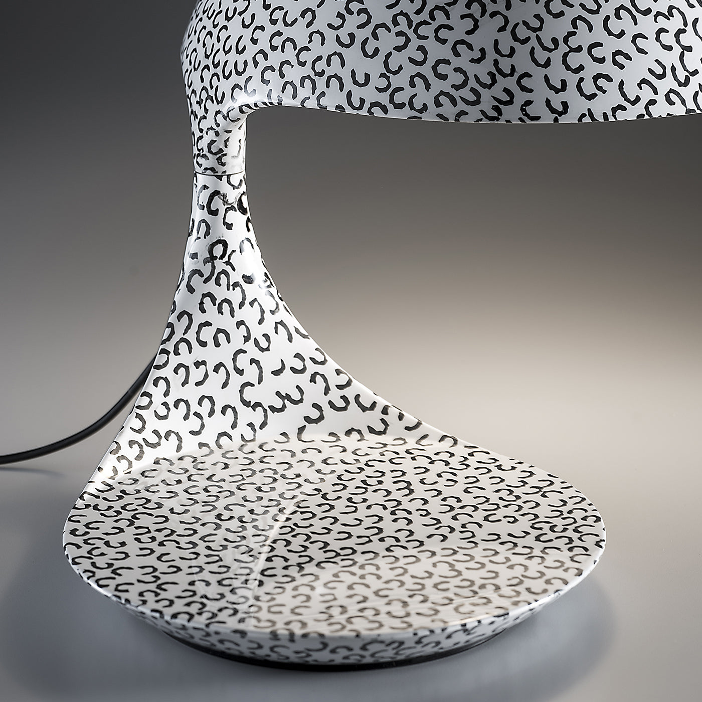 Cobra Texture Black-And-White Table Lamp by Paola Navone - Alternative view 1