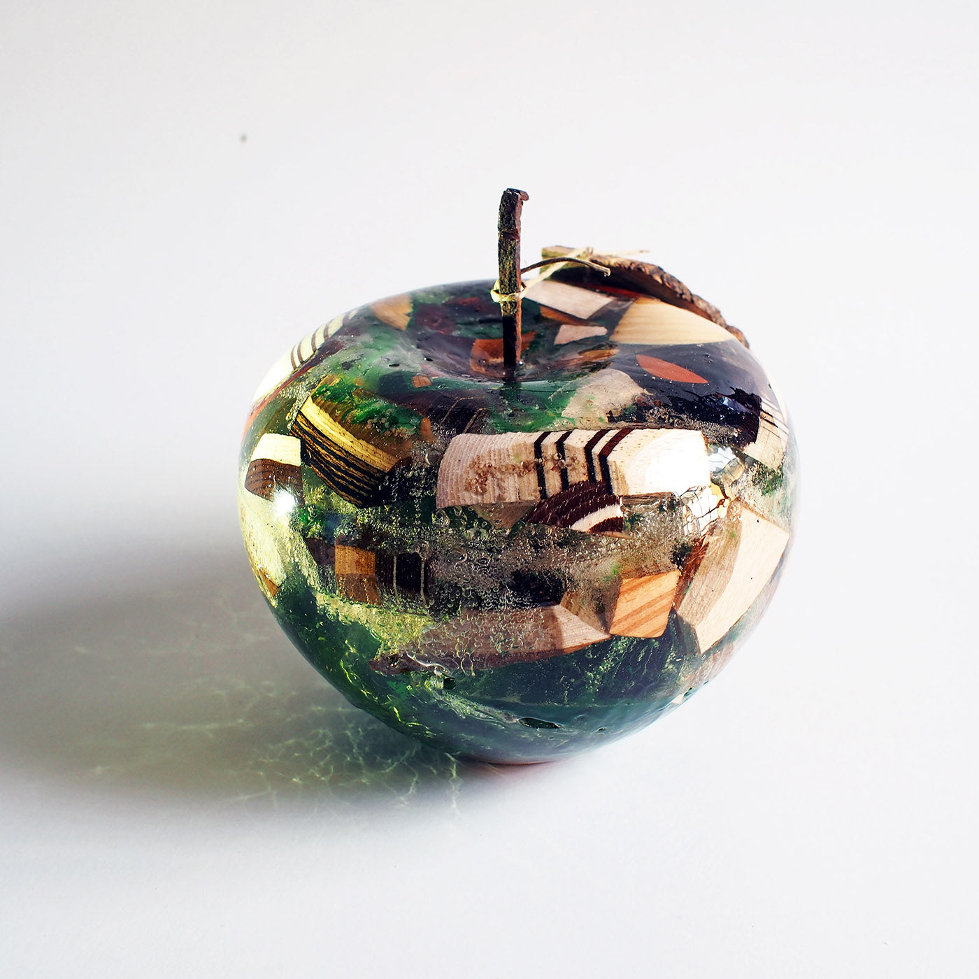 Transparentes Harz Polychrome Apfel-Skulptur - Alternative Ansicht 5