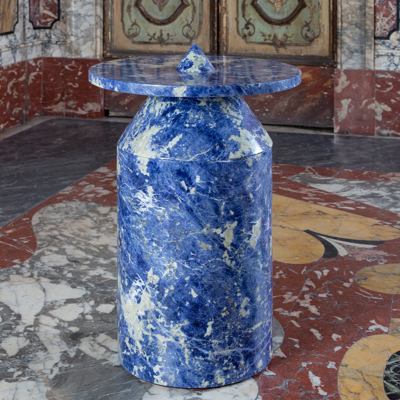 Totem aus blauem Sodalith-Marmor von Karen Chekerdjian - Alternative Ansicht 4