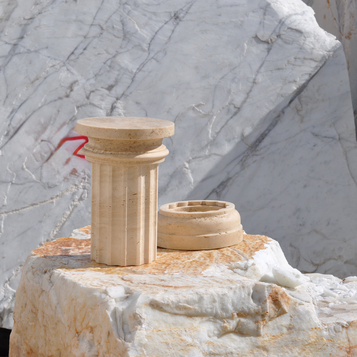 POR TAN TE Satin Travertino marble Column Vase - Alternative view 1