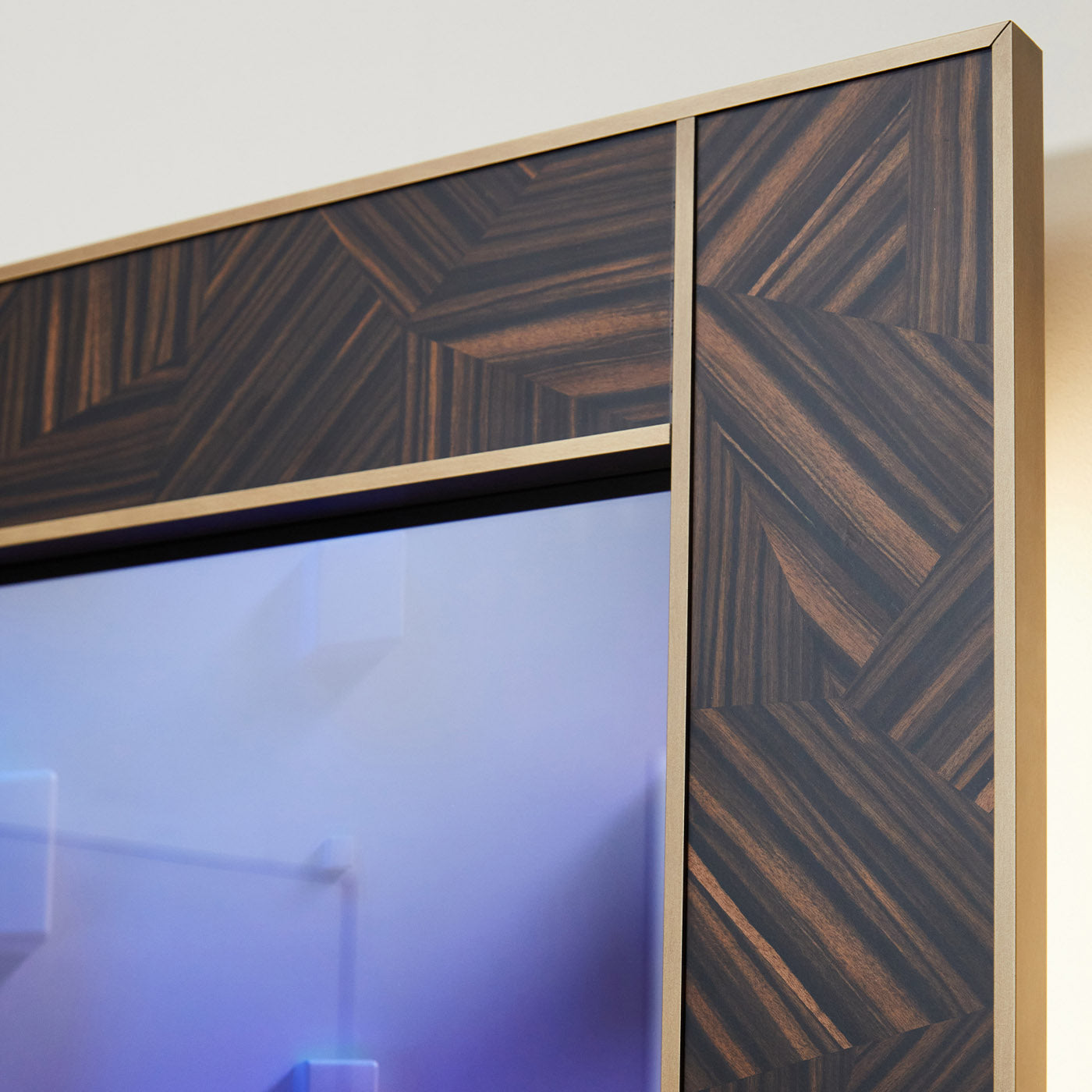 Inda Wall Mirror with Integrated 43" TV by Alfredo Colombo - Alternative view 2