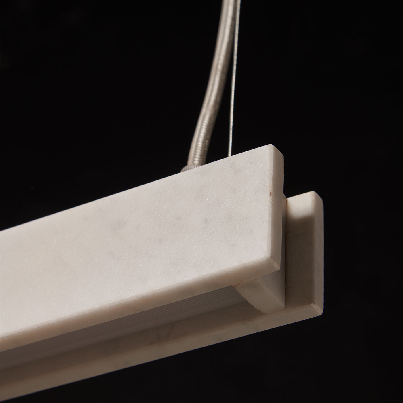 Lampe suspendue "Profile H" en chrome et marbre de Carrare - Vue alternative 1